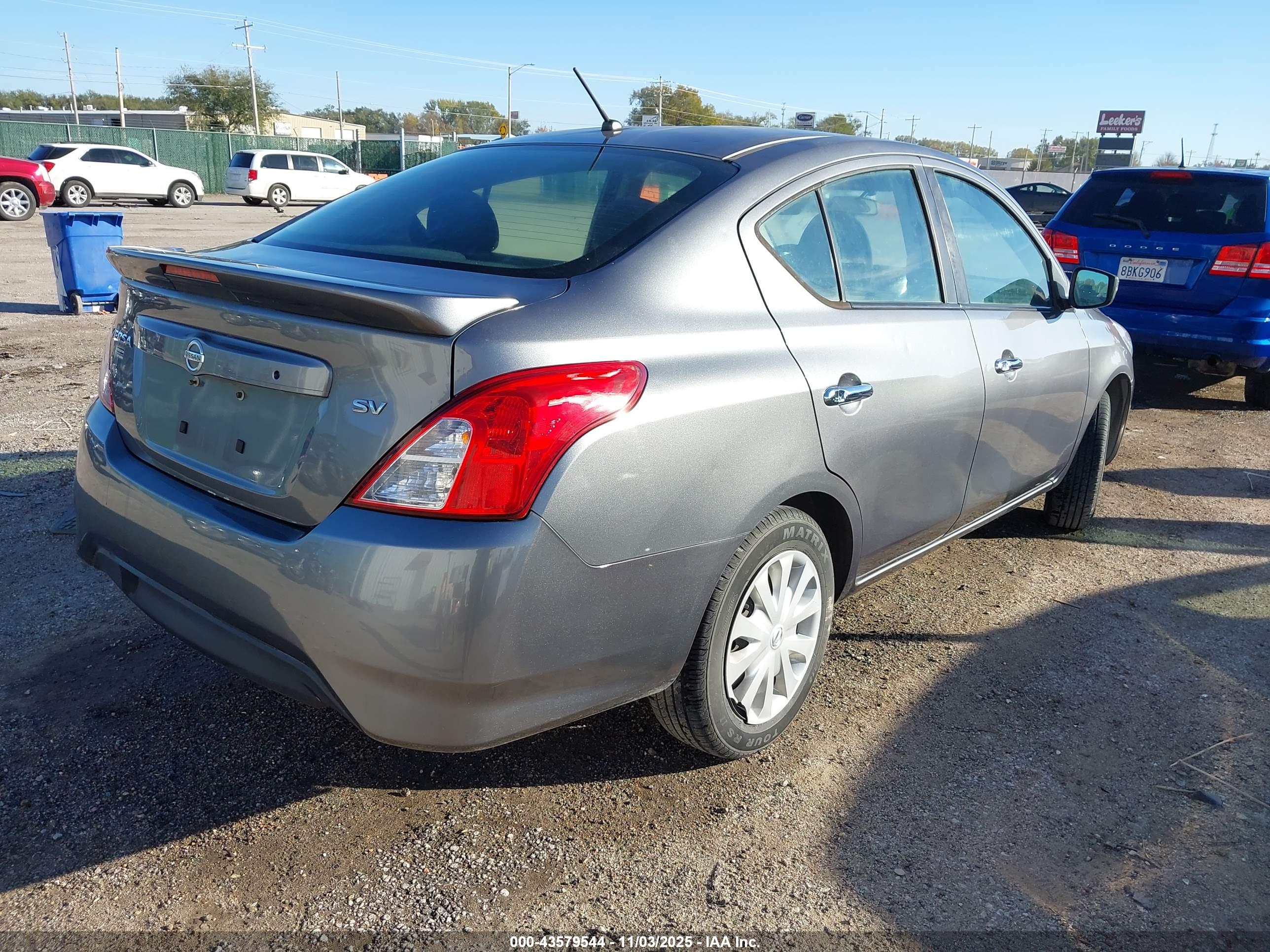 NISSAN VERSA image 4