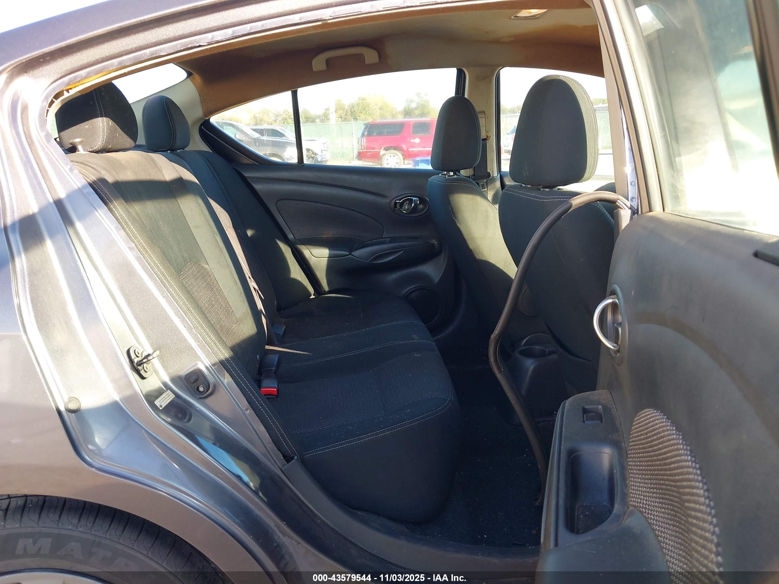 NISSAN VERSA image 8