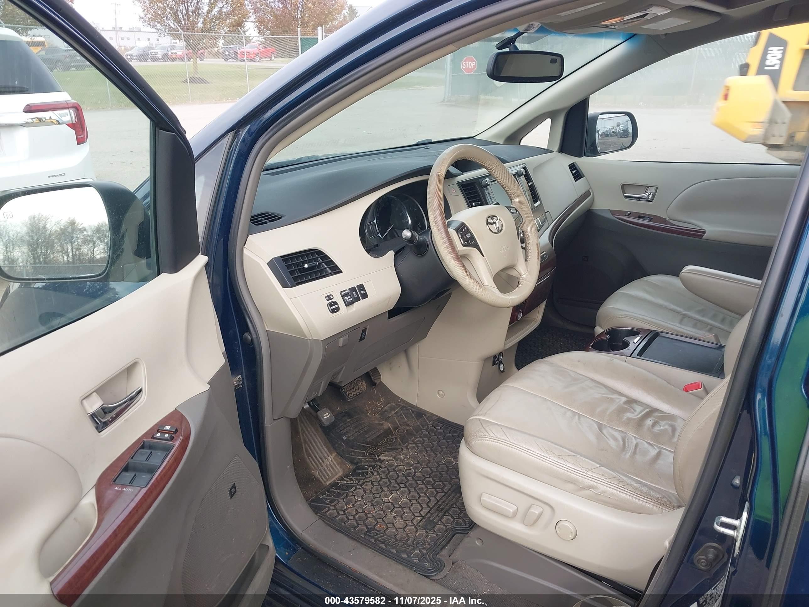 TOYOTA SIENNA image 5
