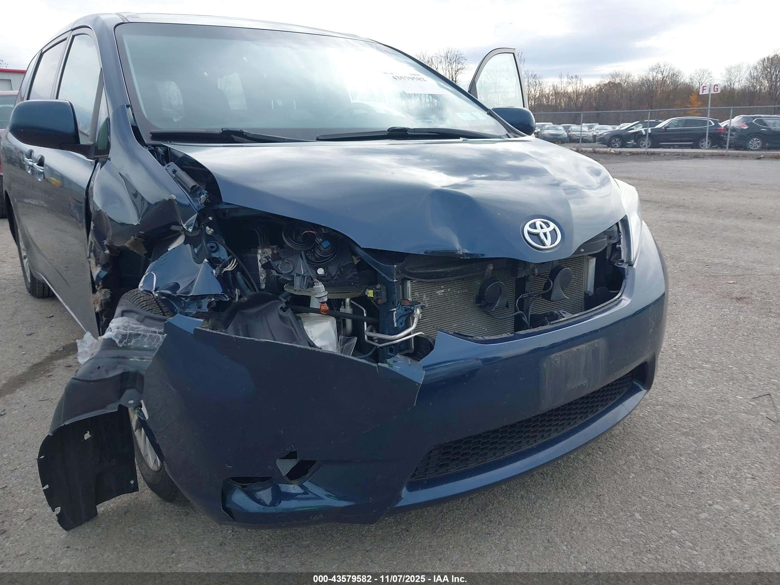 TOYOTA SIENNA image 6