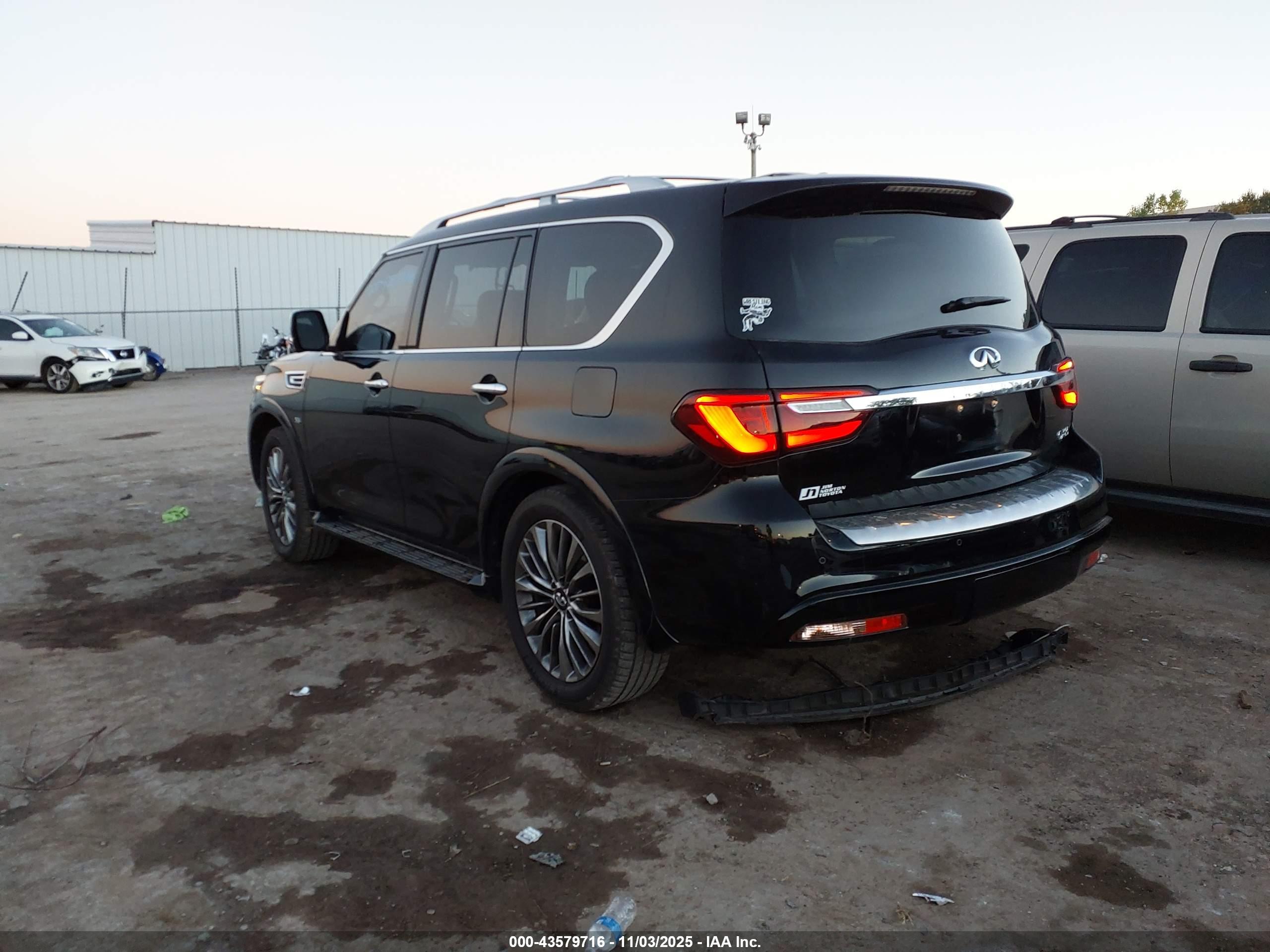INFINITI QX80 image 3