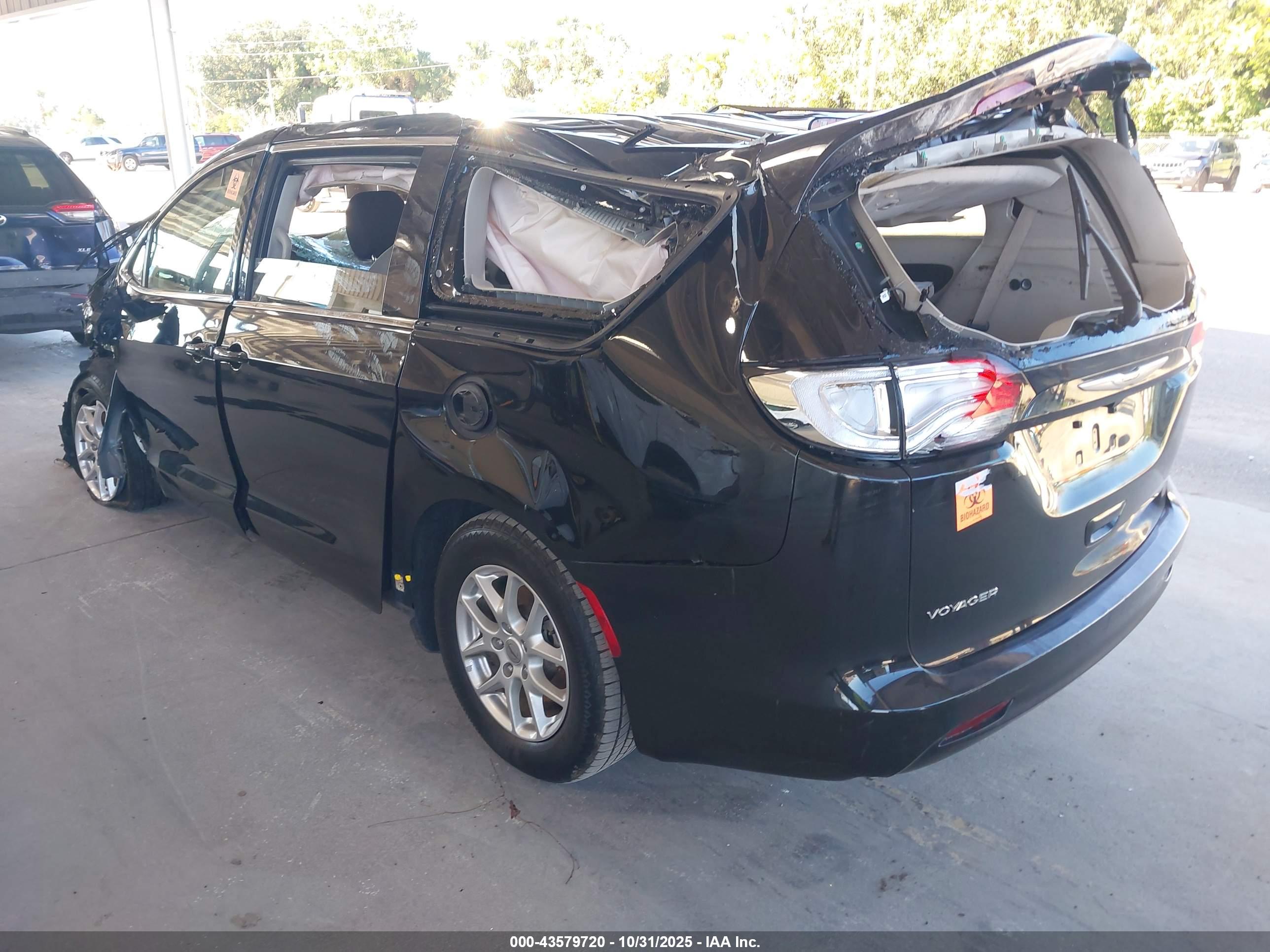 CHRYSLER VOYAGER image 3