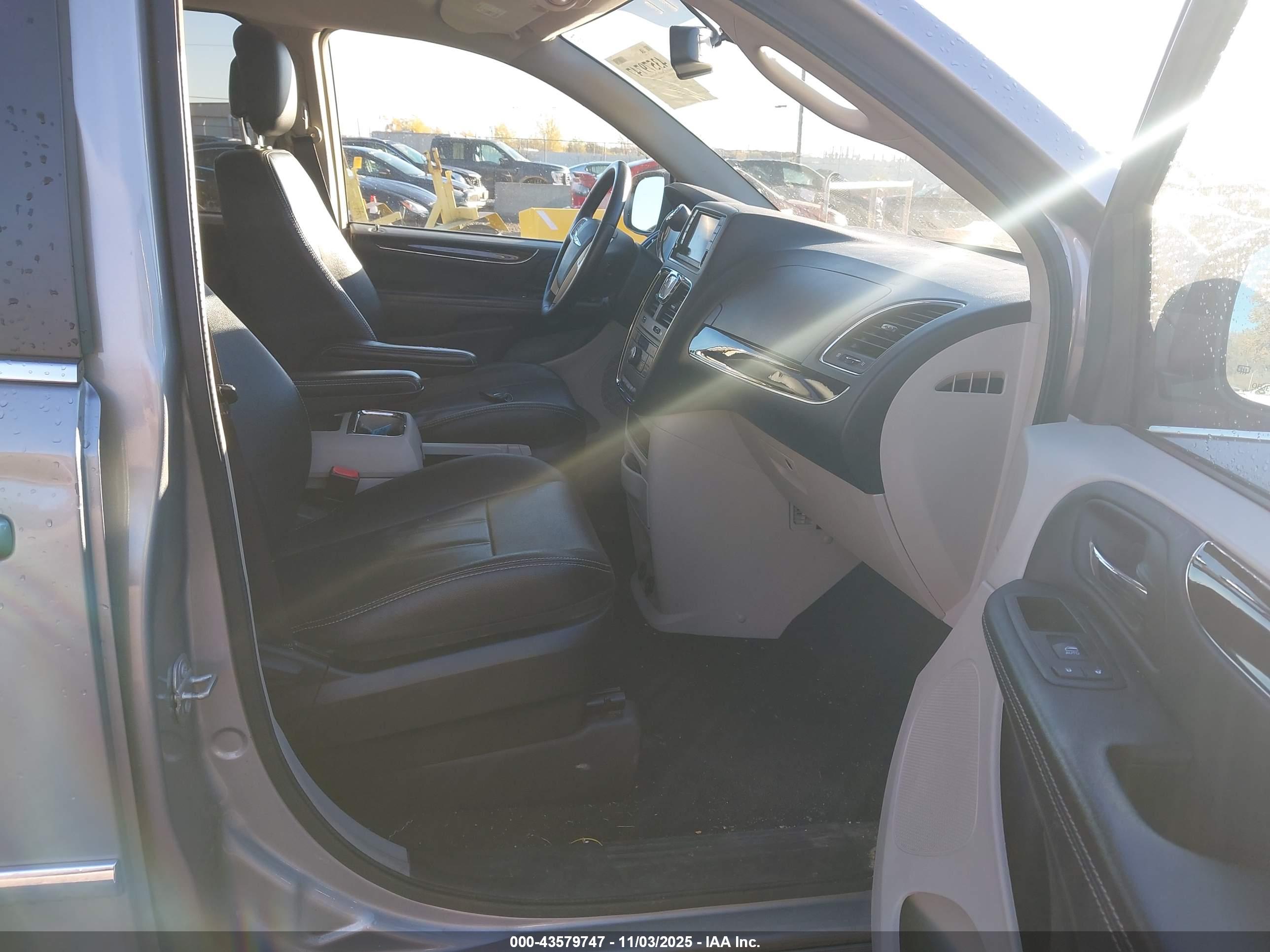 CHRYSLER TOWN image 5