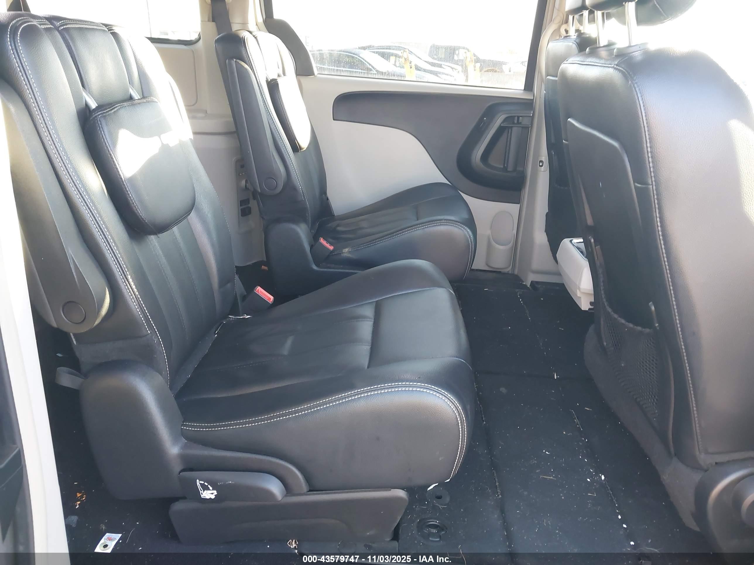 CHRYSLER TOWN image 8