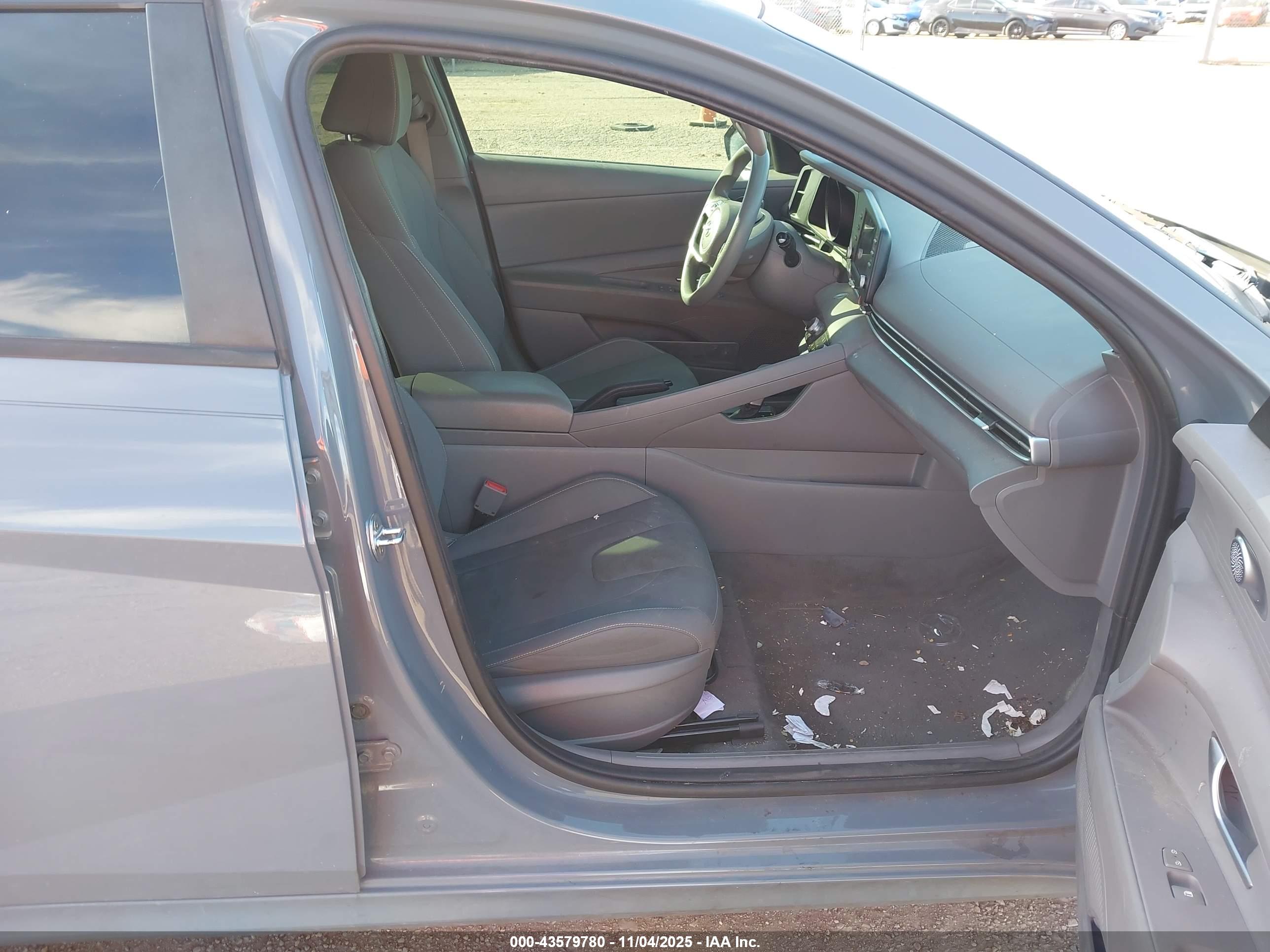 HYUNDAI ELANTRA image 5