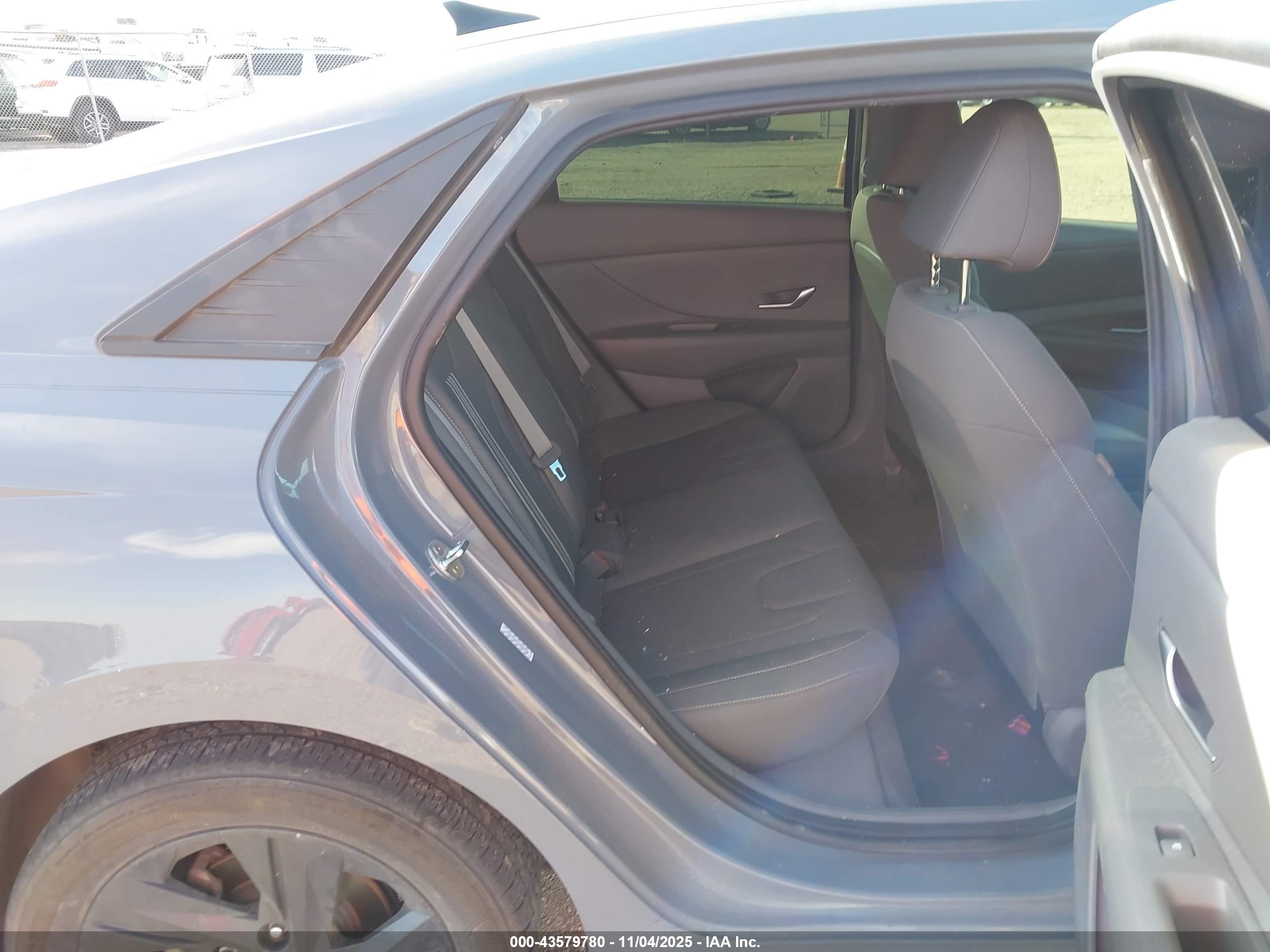 HYUNDAI ELANTRA image 8
