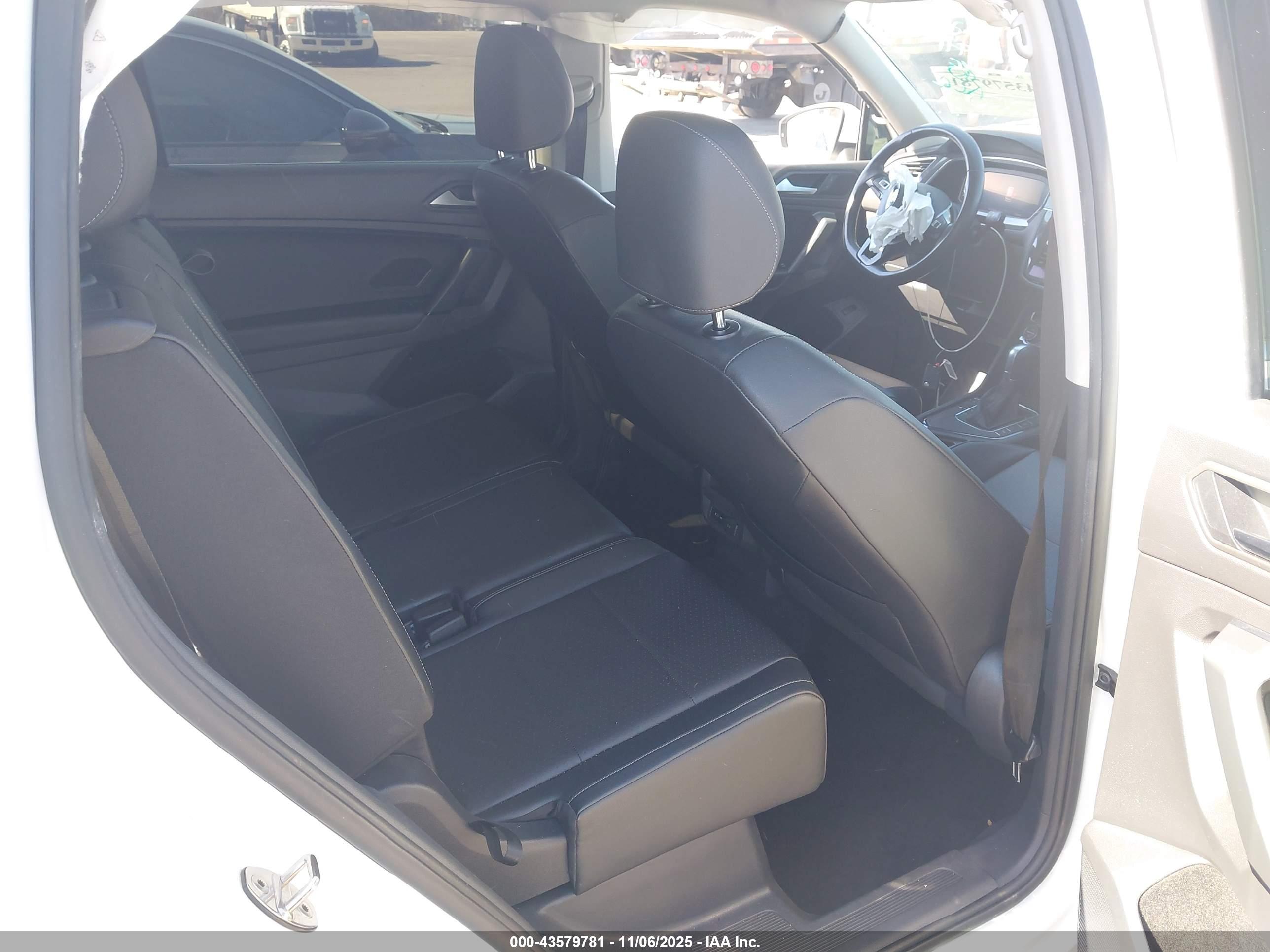 VOLKSWAGEN TIGUAN image 8