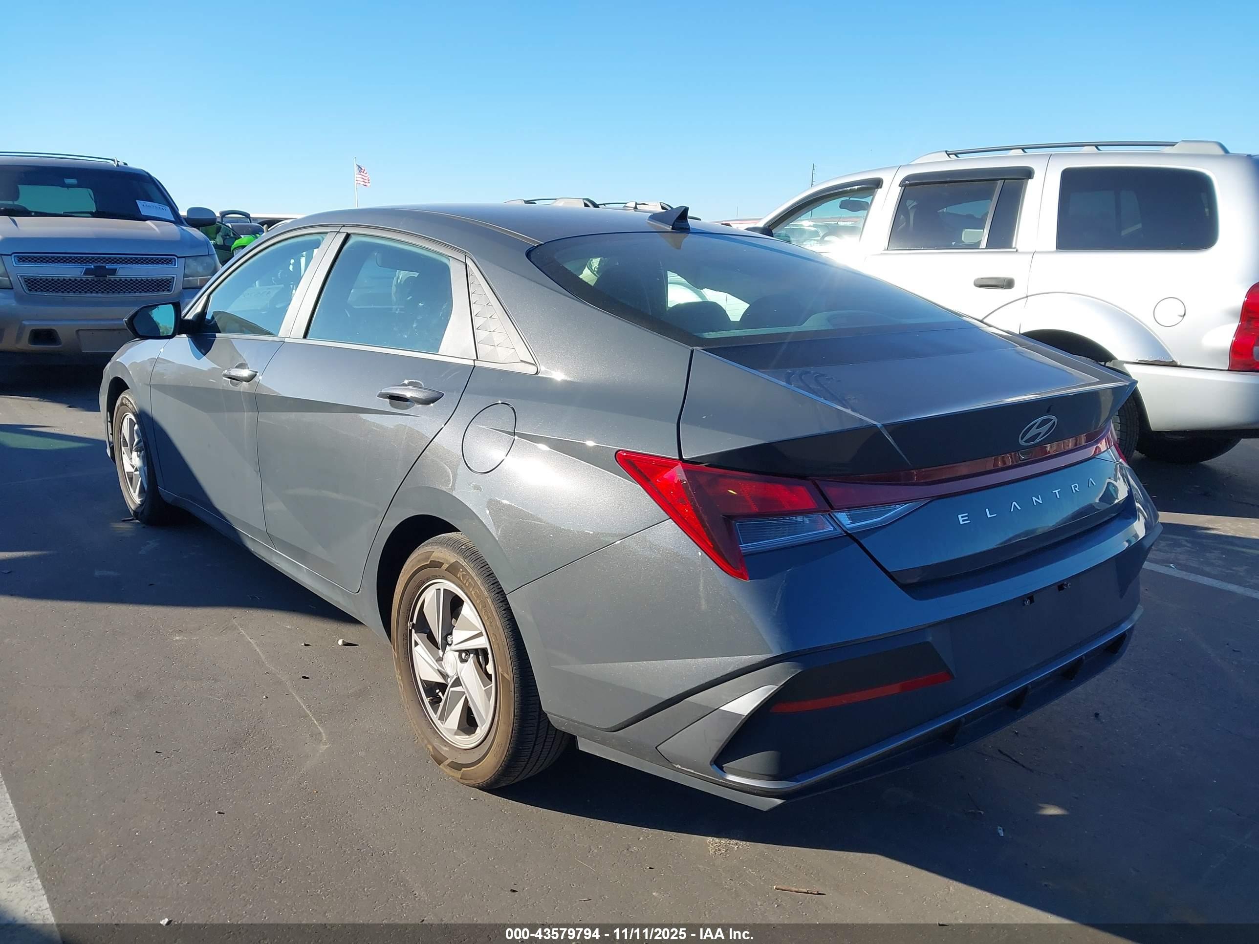 HYUNDAI ELANTRA image 3