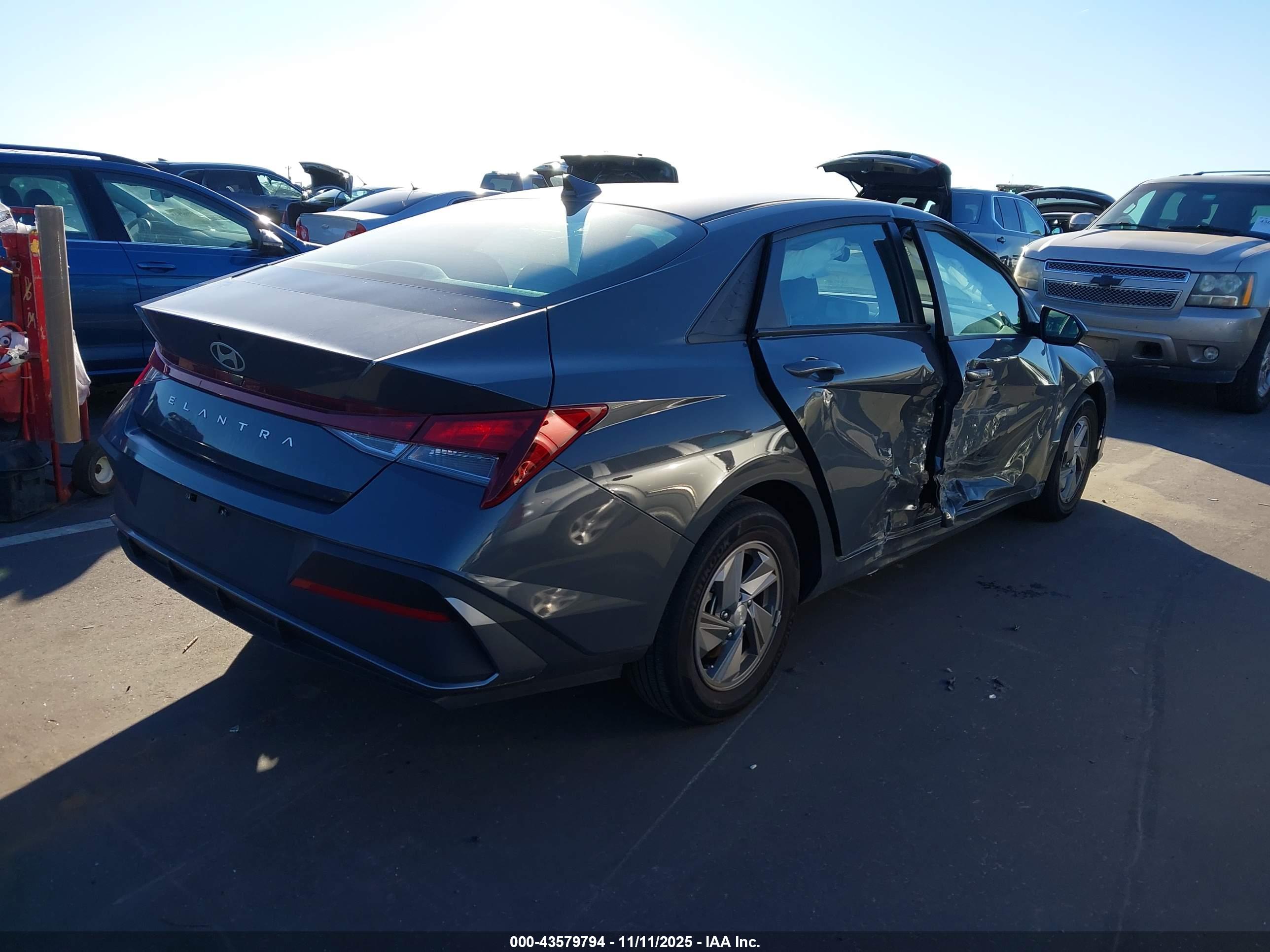 HYUNDAI ELANTRA image 4