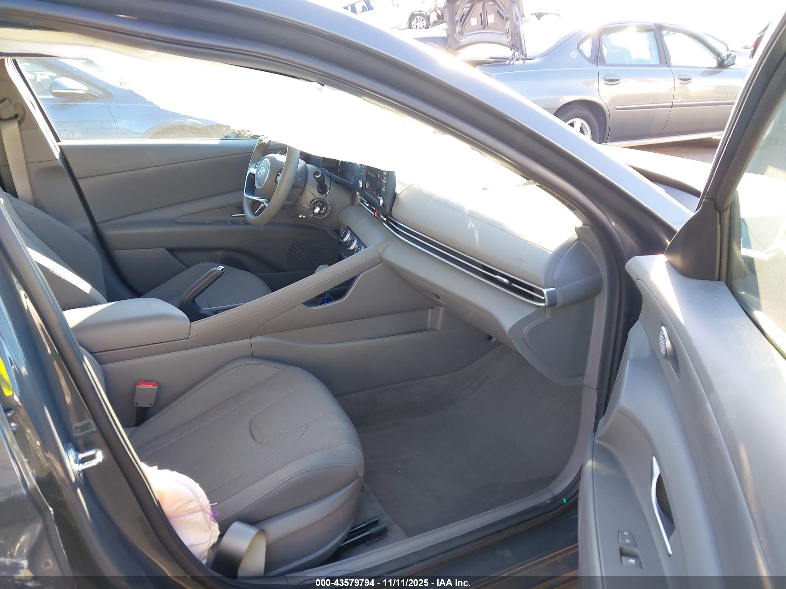 HYUNDAI ELANTRA image 5
