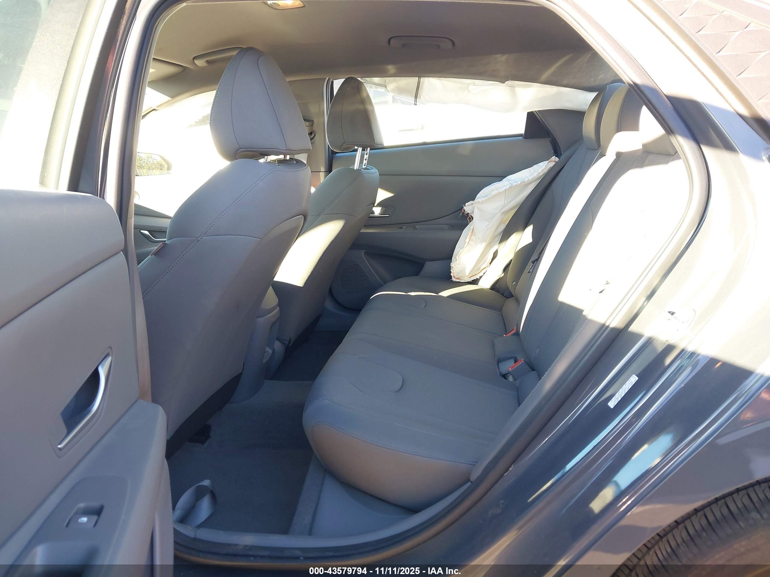 HYUNDAI ELANTRA image 8