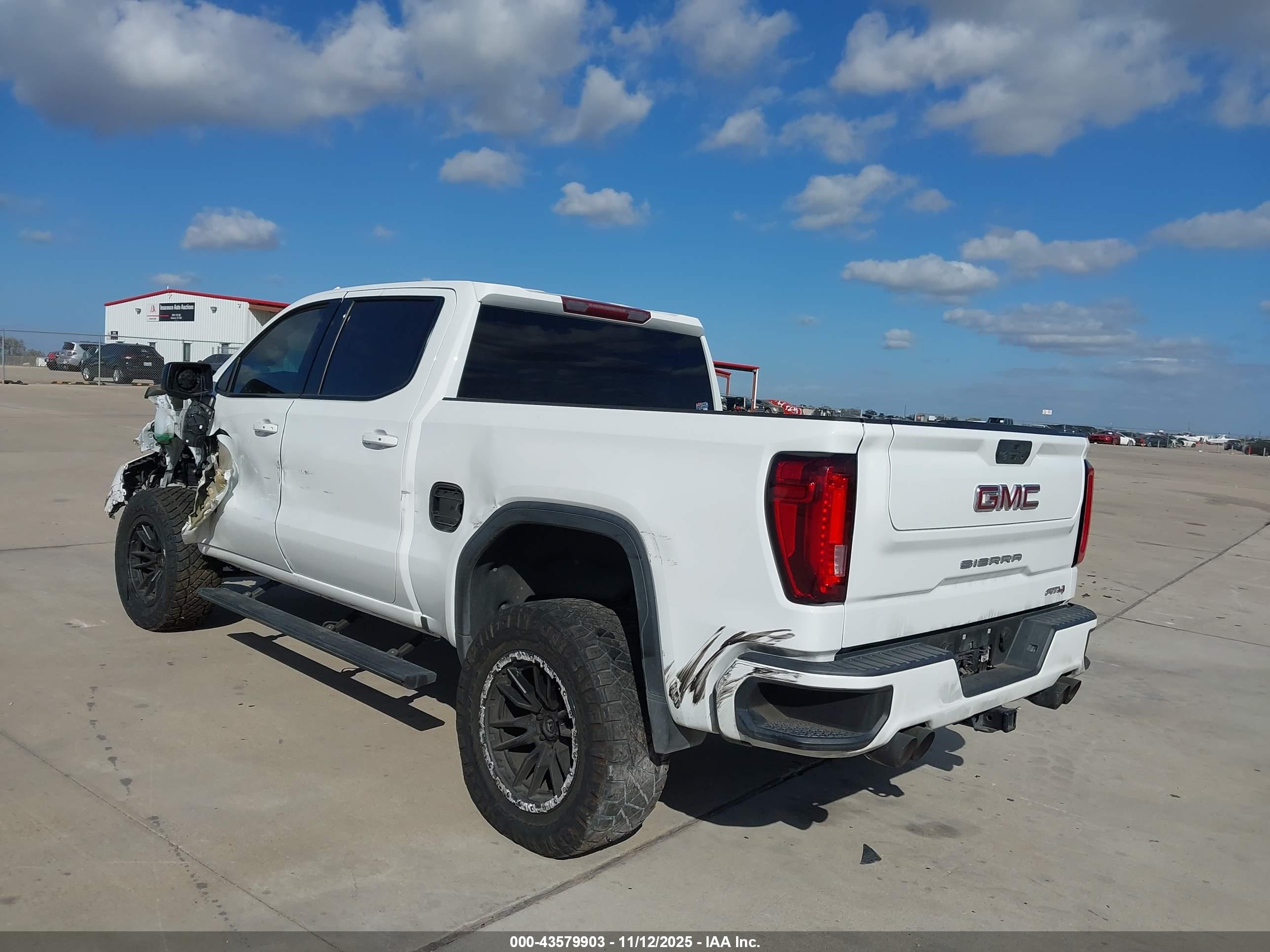 GMC SIERRA image 3