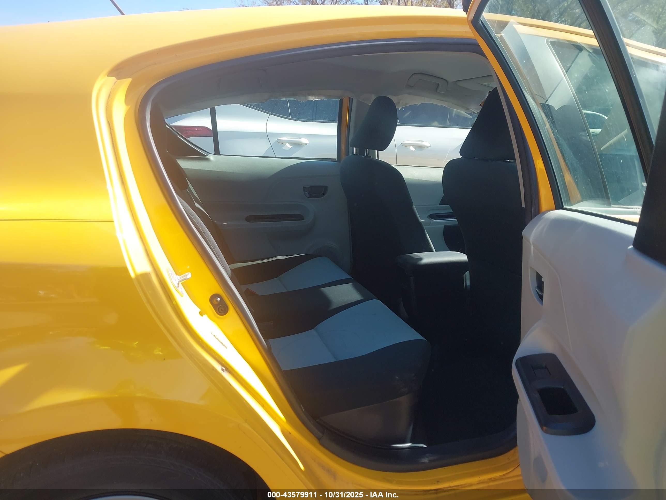 TOYOTA PRIUS image 8