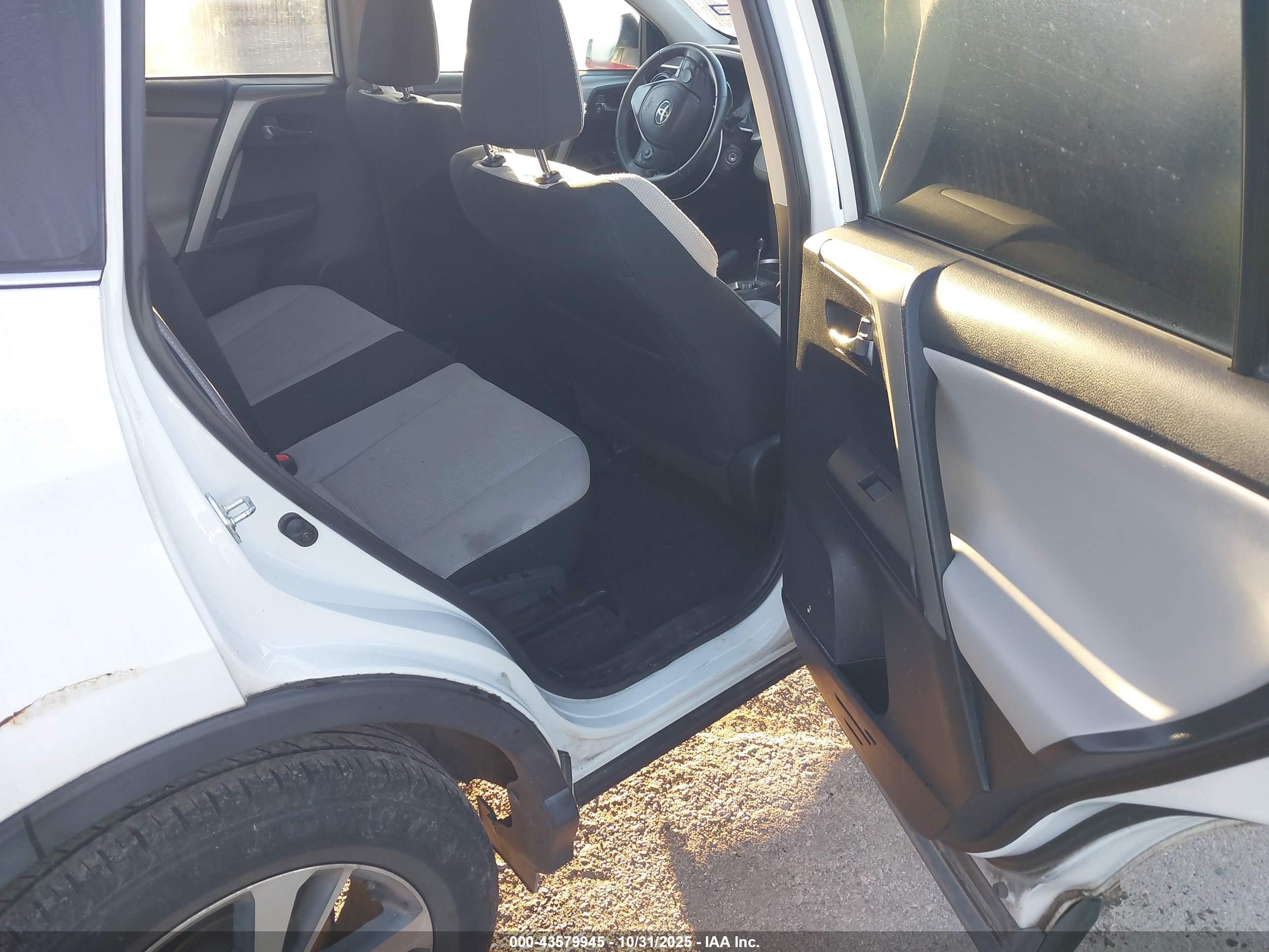 TOYOTA RAV4 image 8