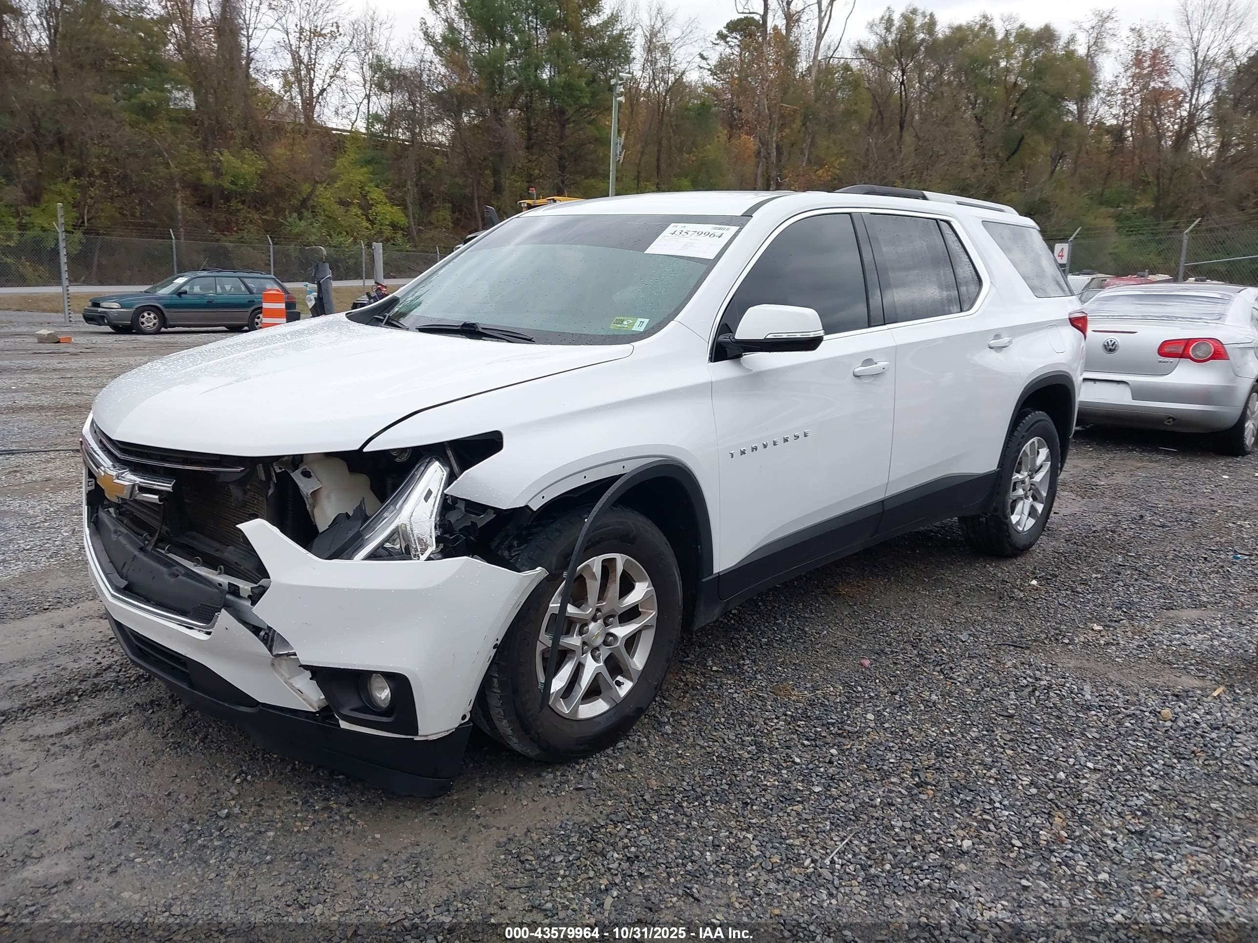 CHEVROLET TRAVERSE image 2