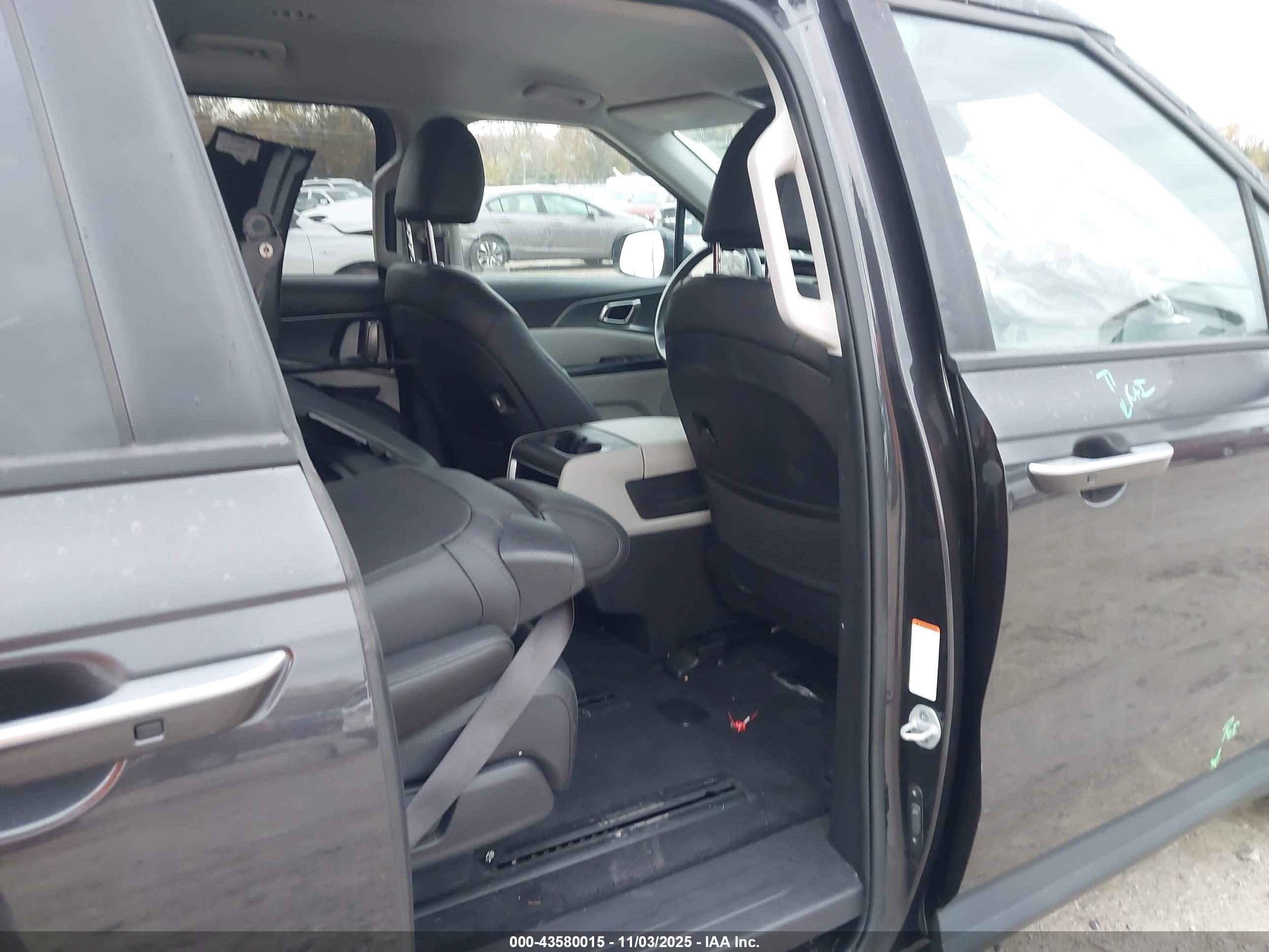 KIA CARNIVAL image 8