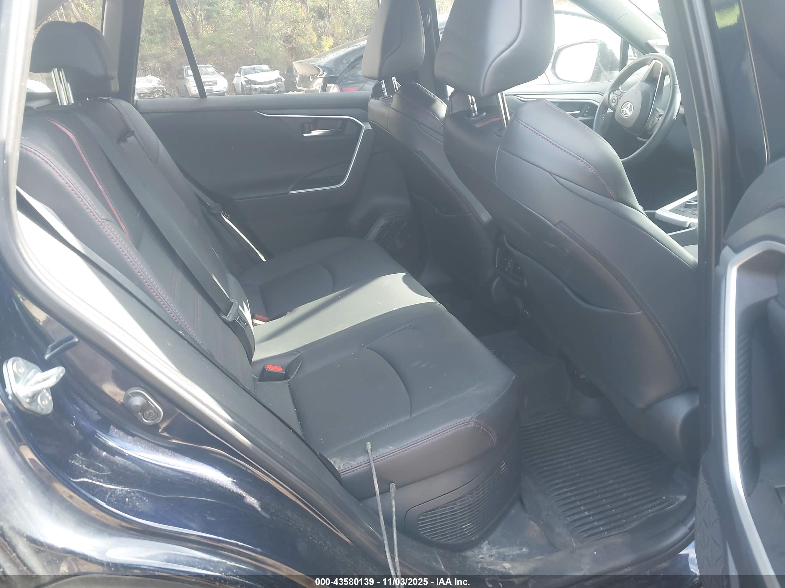 TOYOTA RAV4 image 8