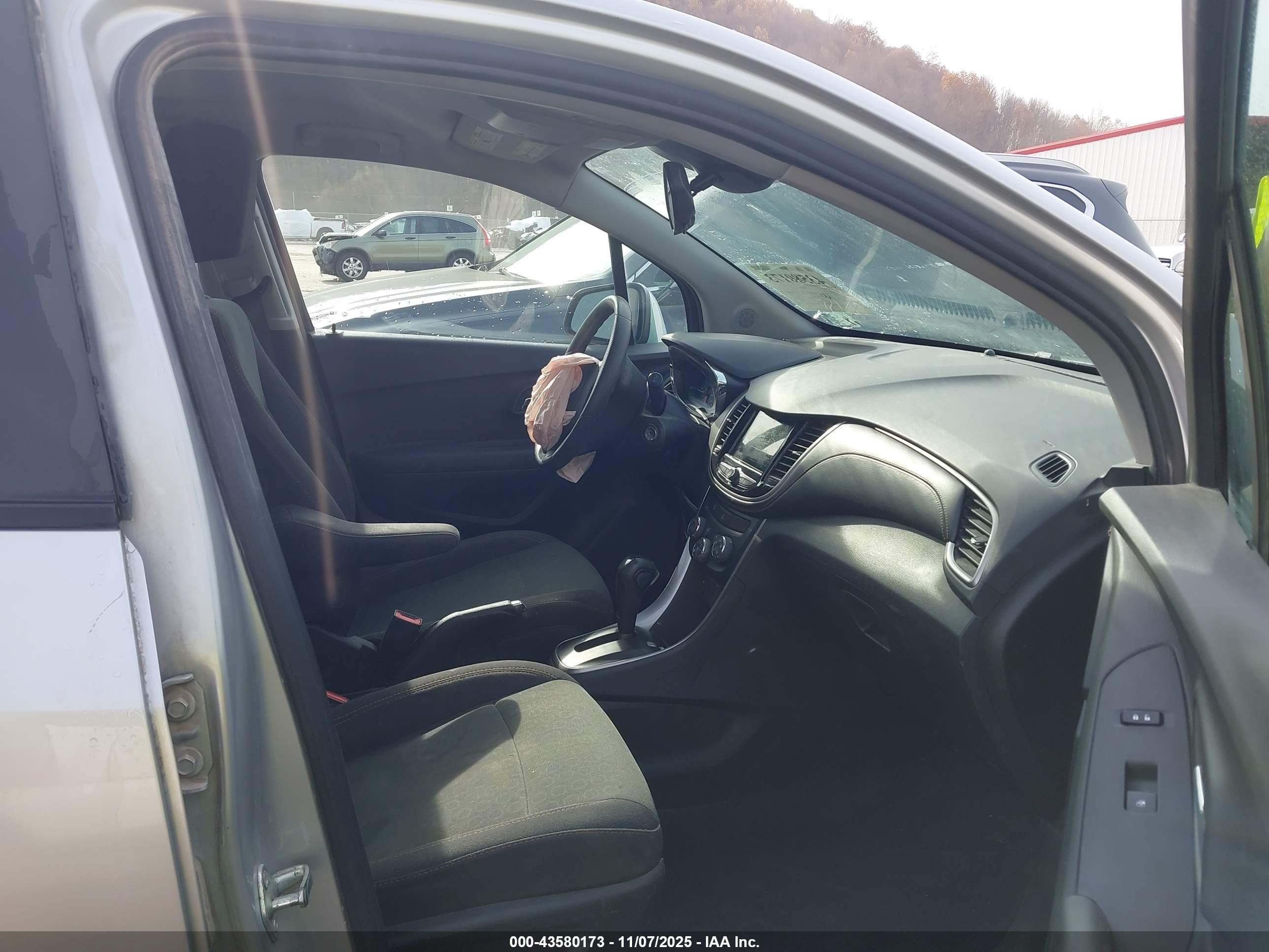 CHEVROLET TRAX image 5