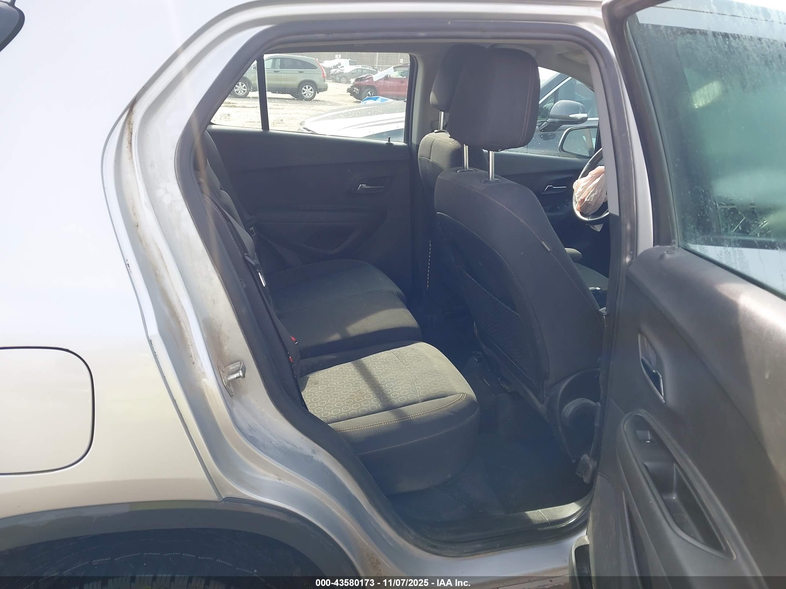 CHEVROLET TRAX image 8