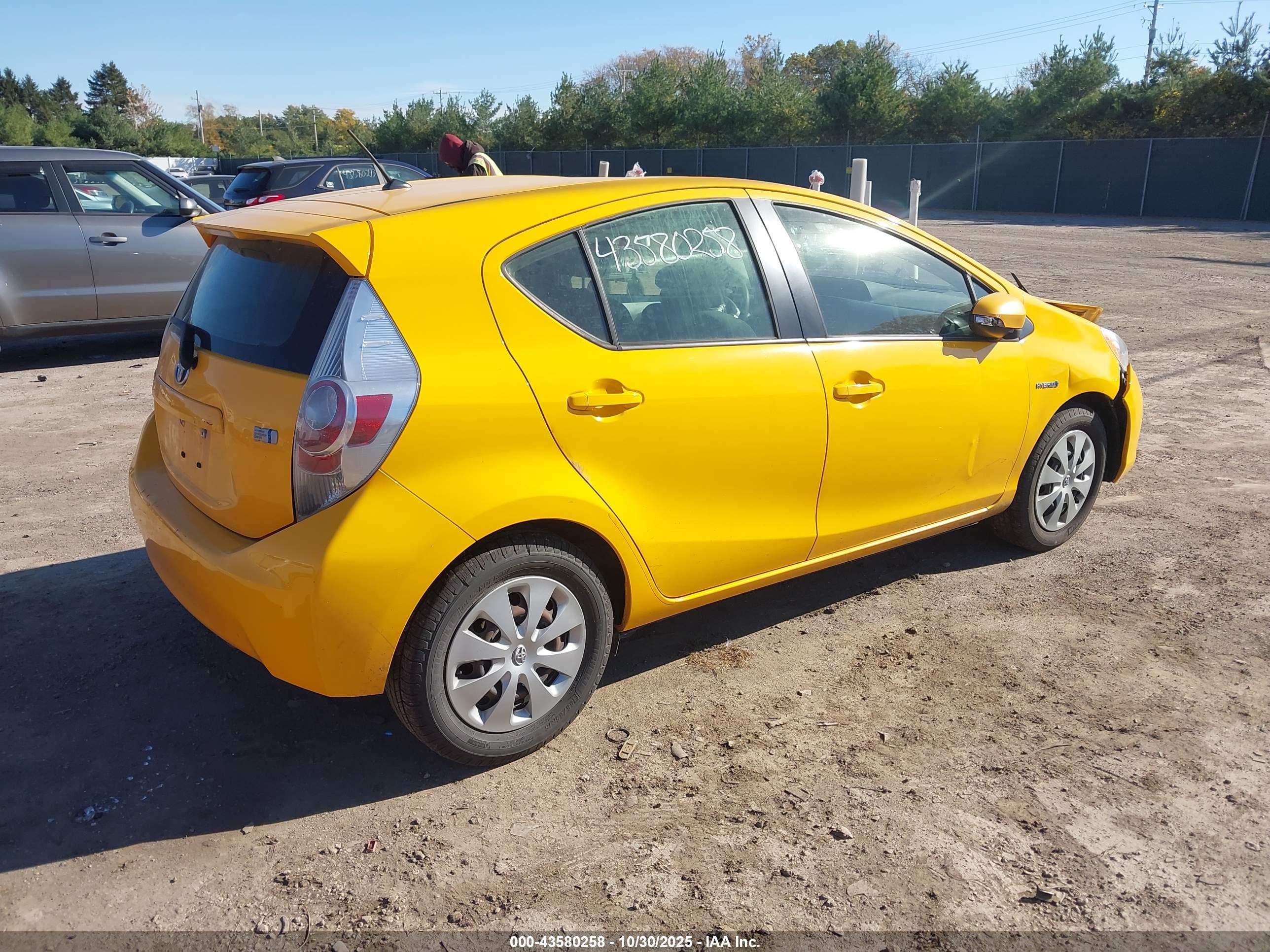 TOYOTA PRIUS image 4