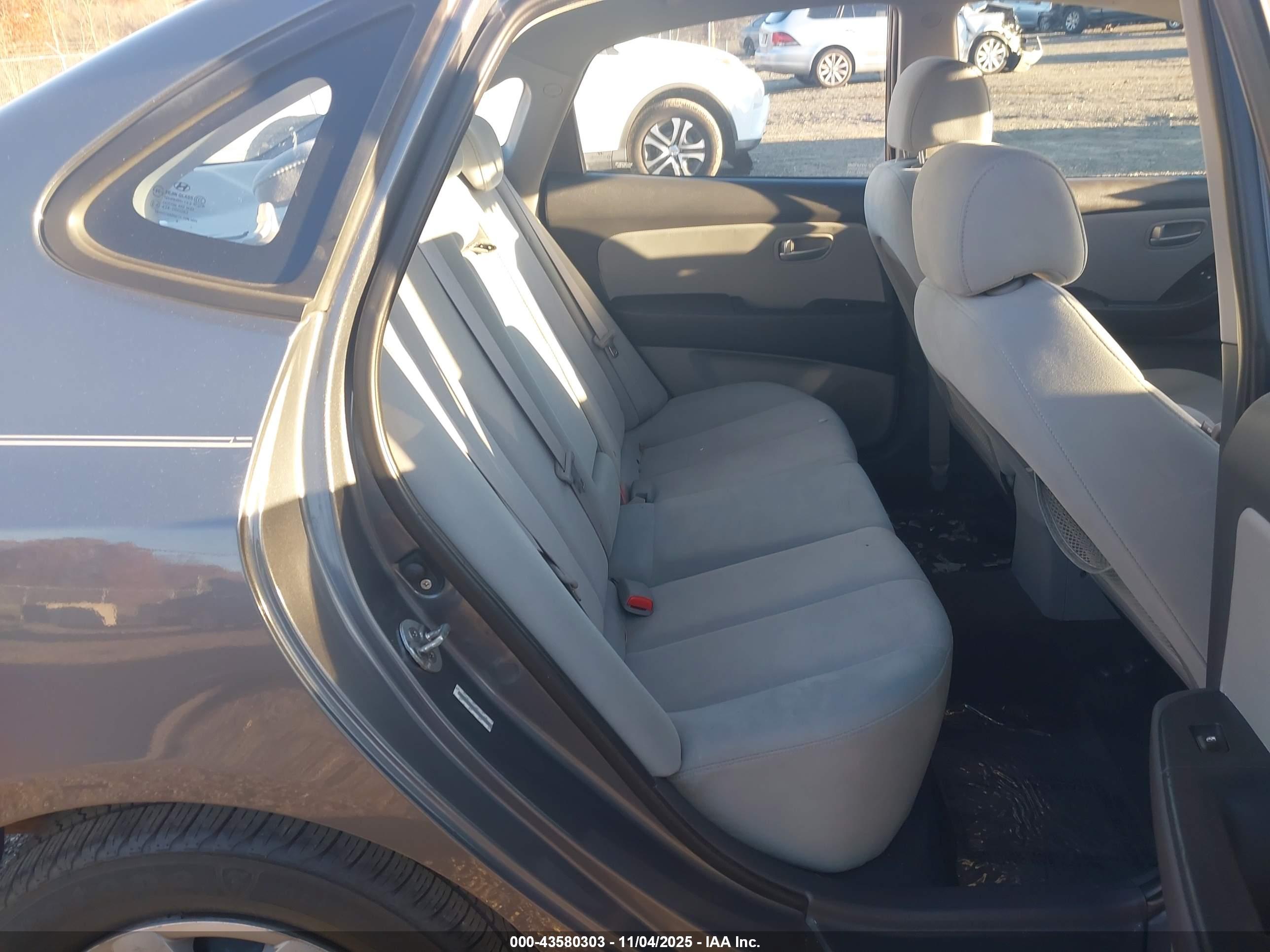 HYUNDAI ELANTRA image 8