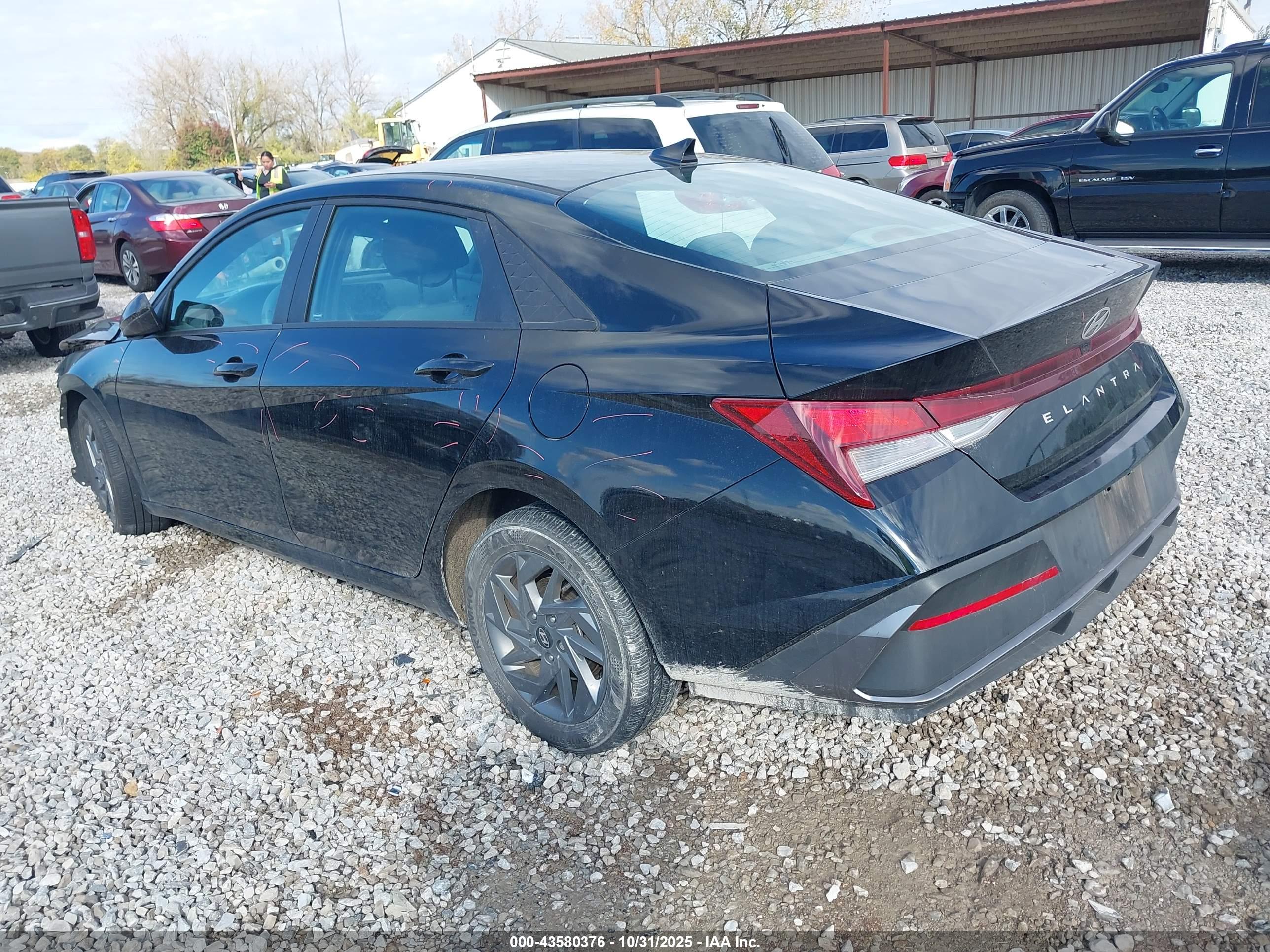 HYUNDAI ELANTRA image 3