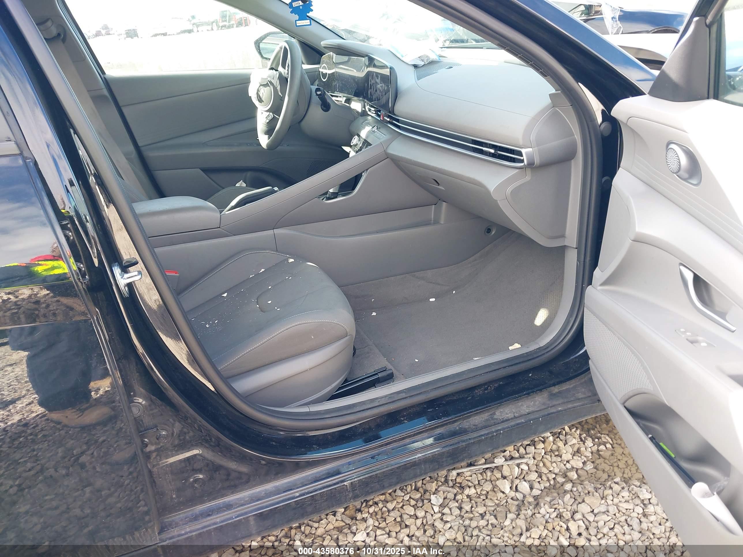 HYUNDAI ELANTRA image 5