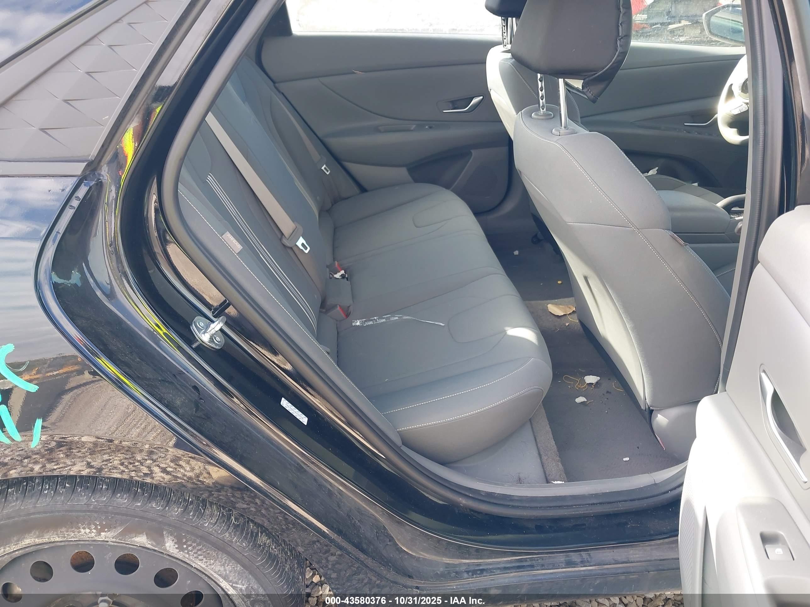 HYUNDAI ELANTRA image 8