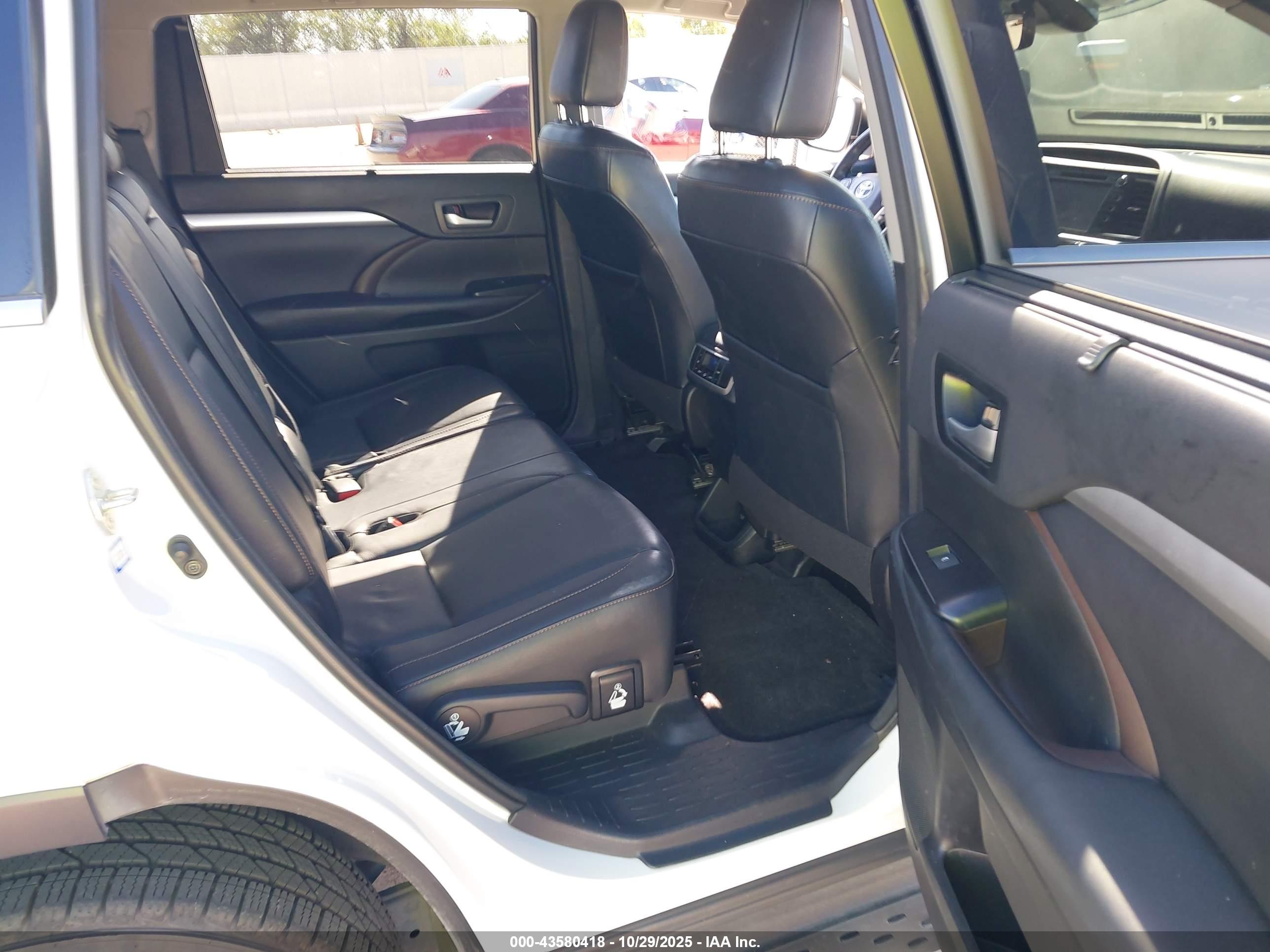 TOYOTA HIGHLANDER image 8