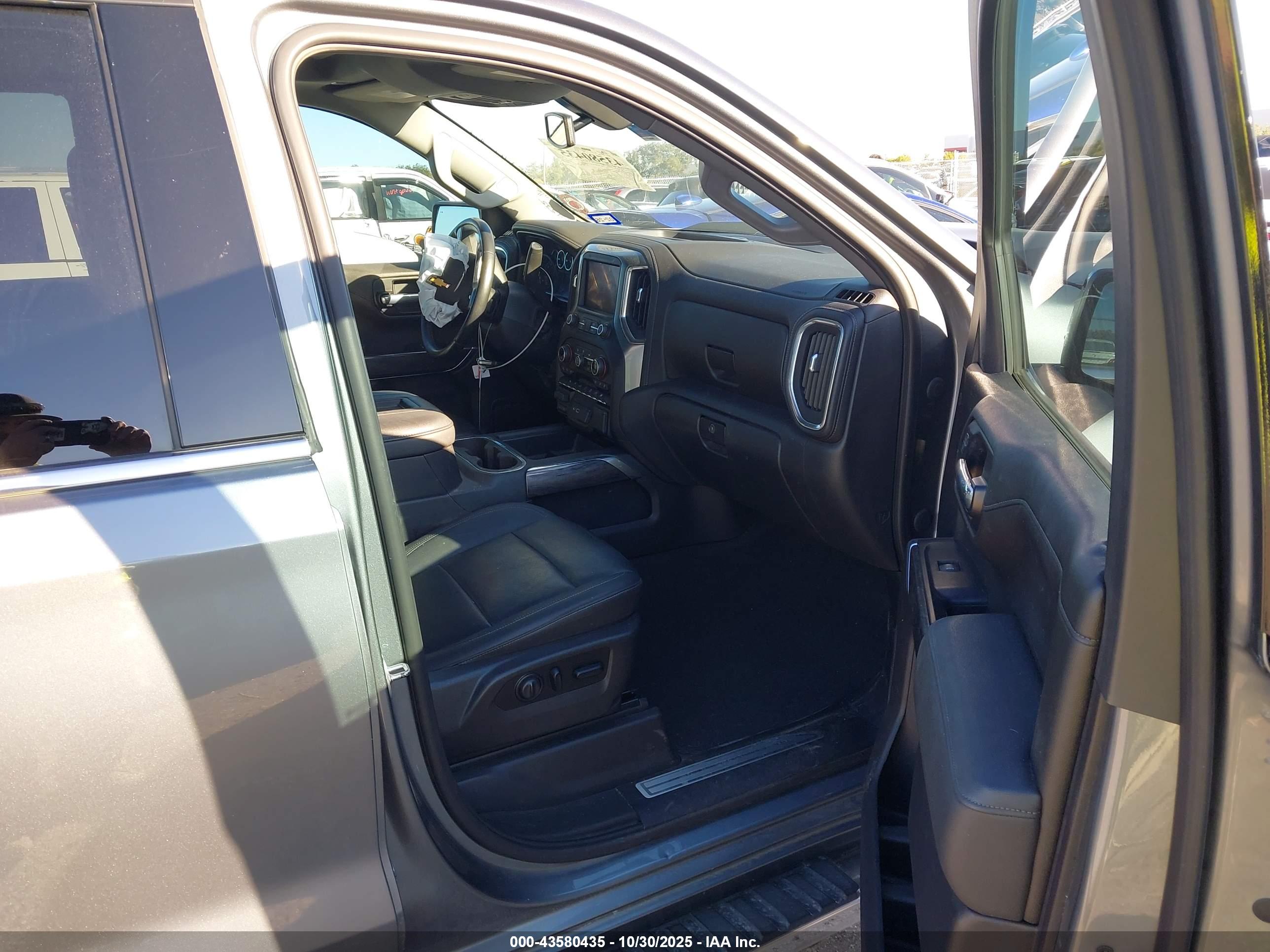 CHEVROLET SILVERADO image 5