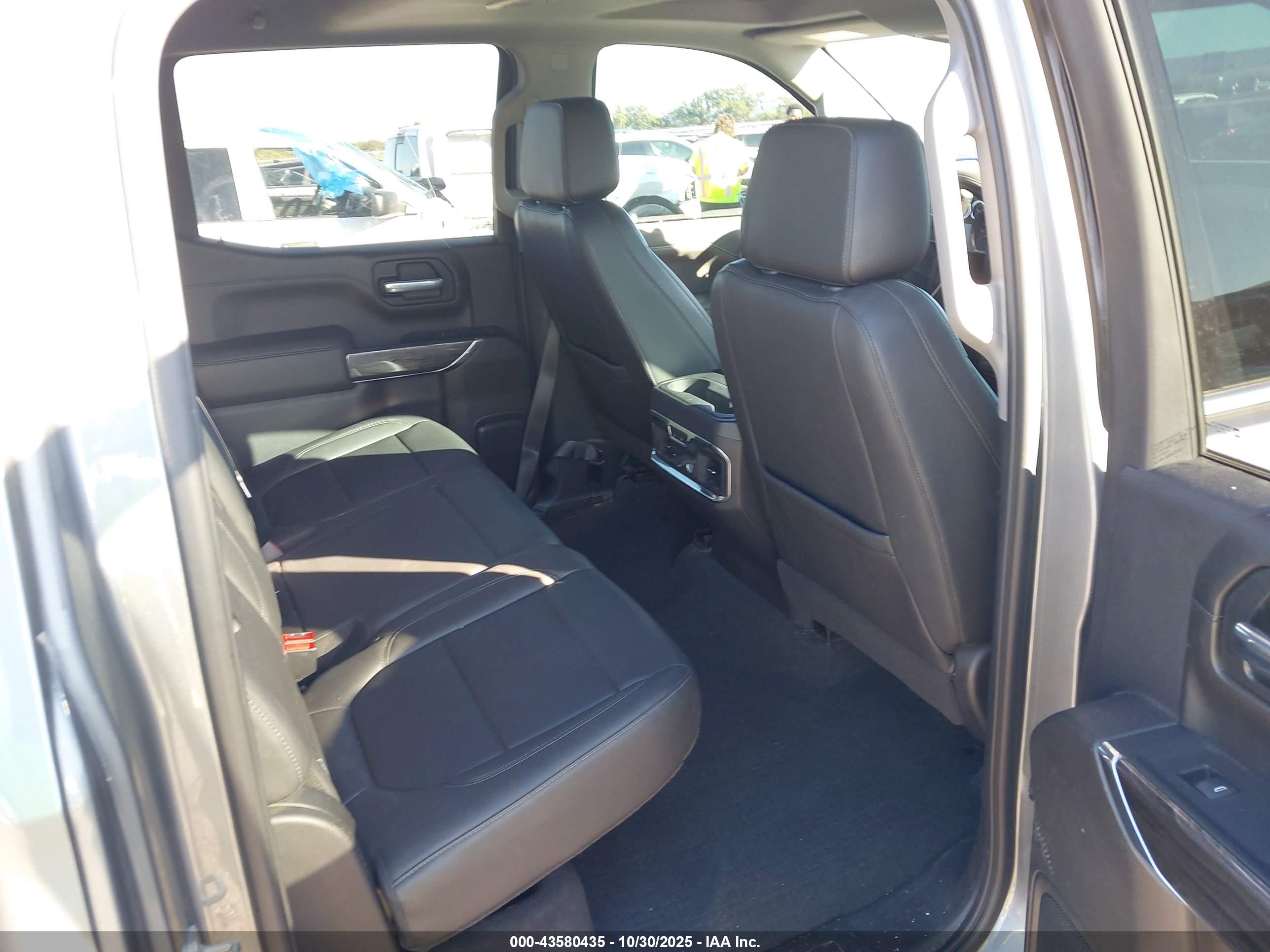 CHEVROLET SILVERADO image 8