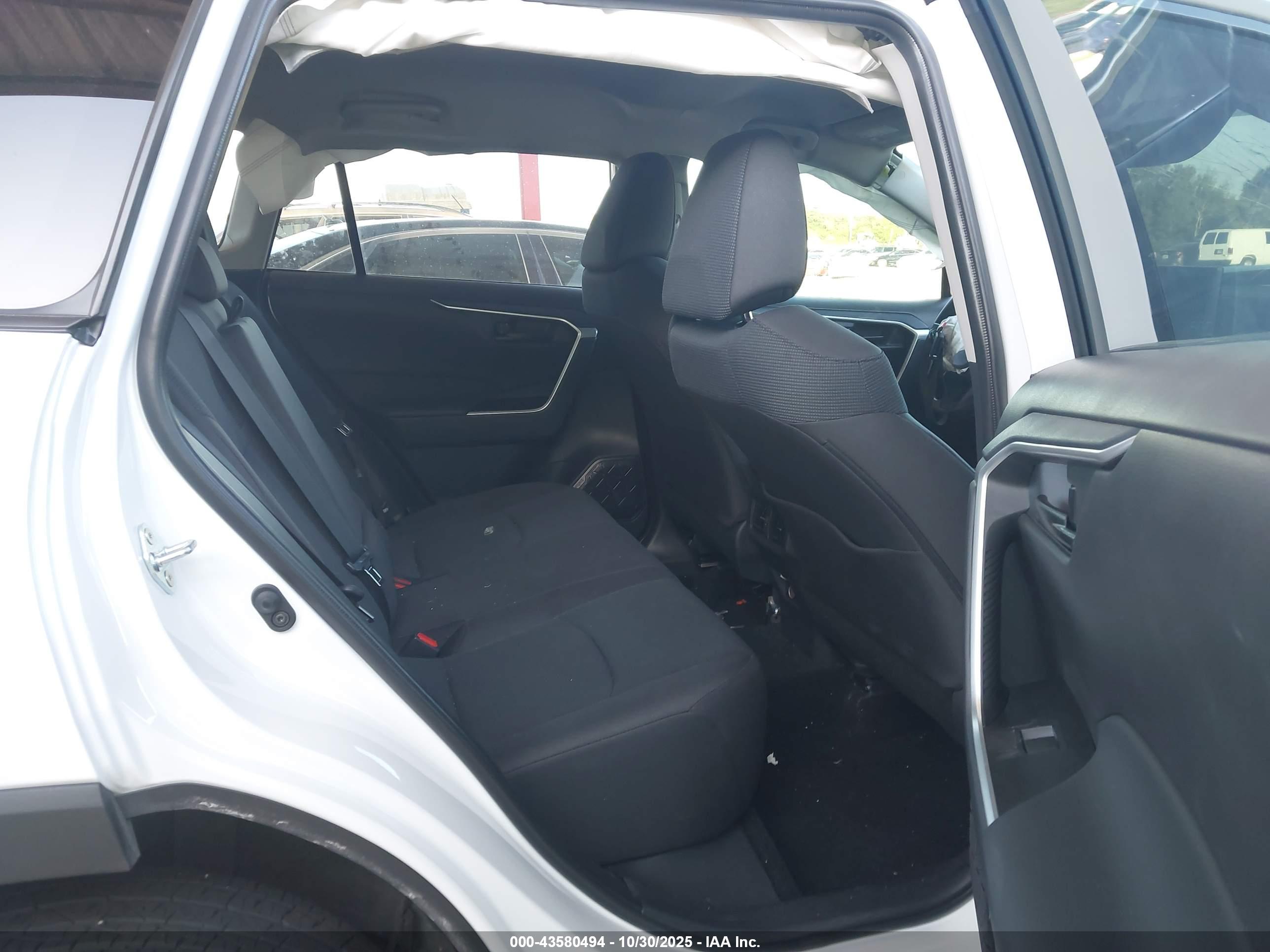 TOYOTA RAV4 image 8