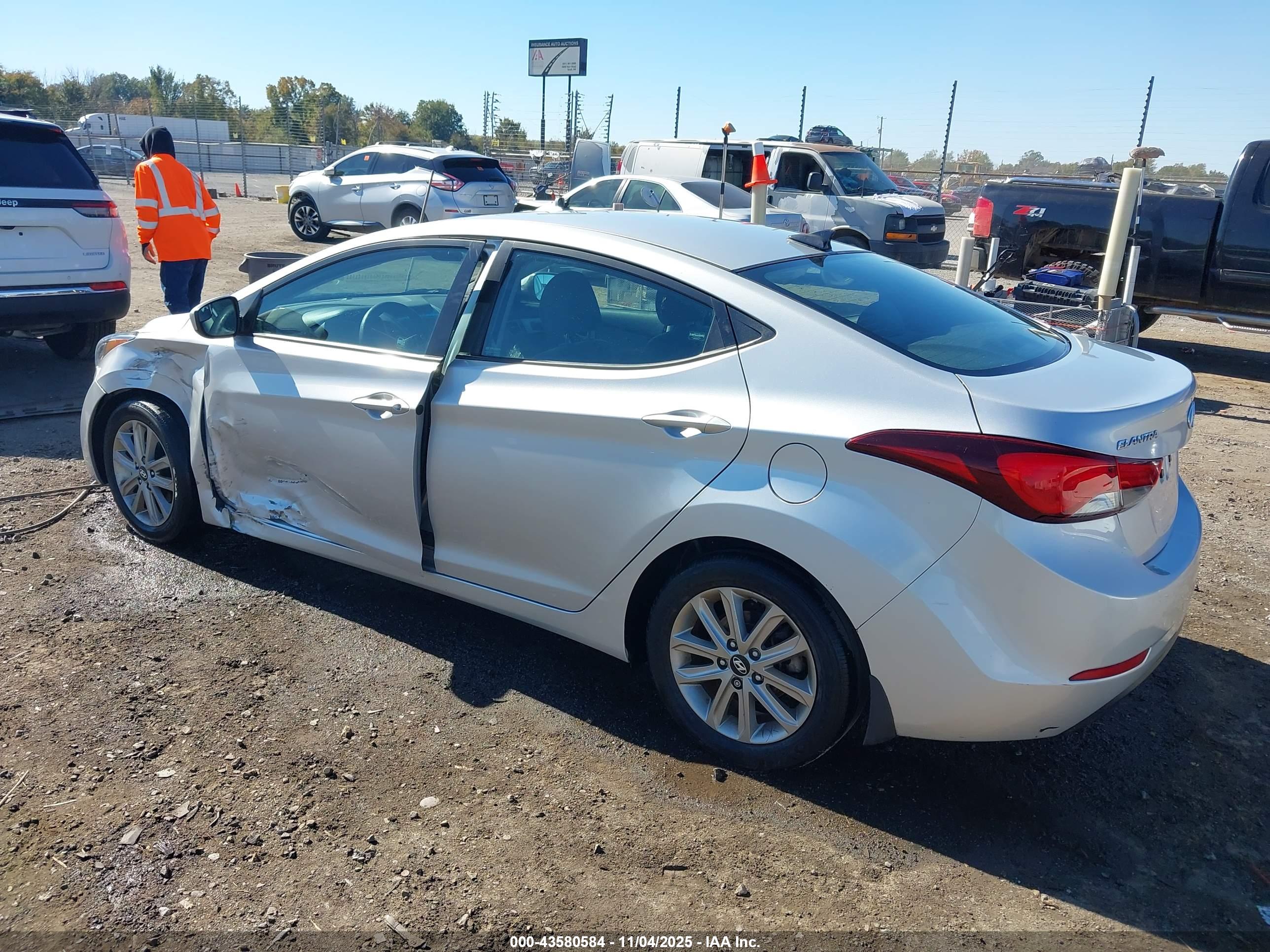 HYUNDAI ELANTRA image 3