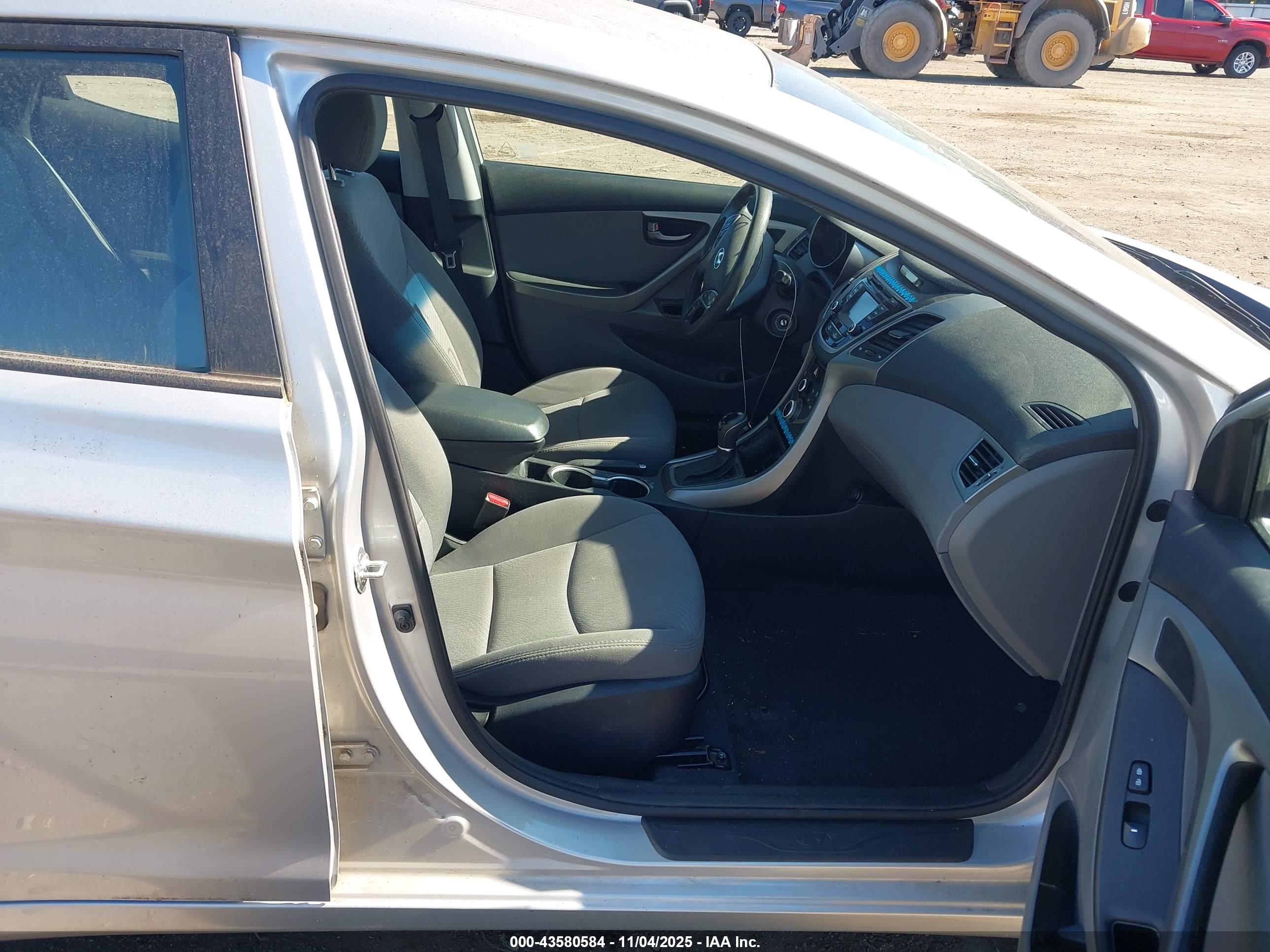 HYUNDAI ELANTRA image 5