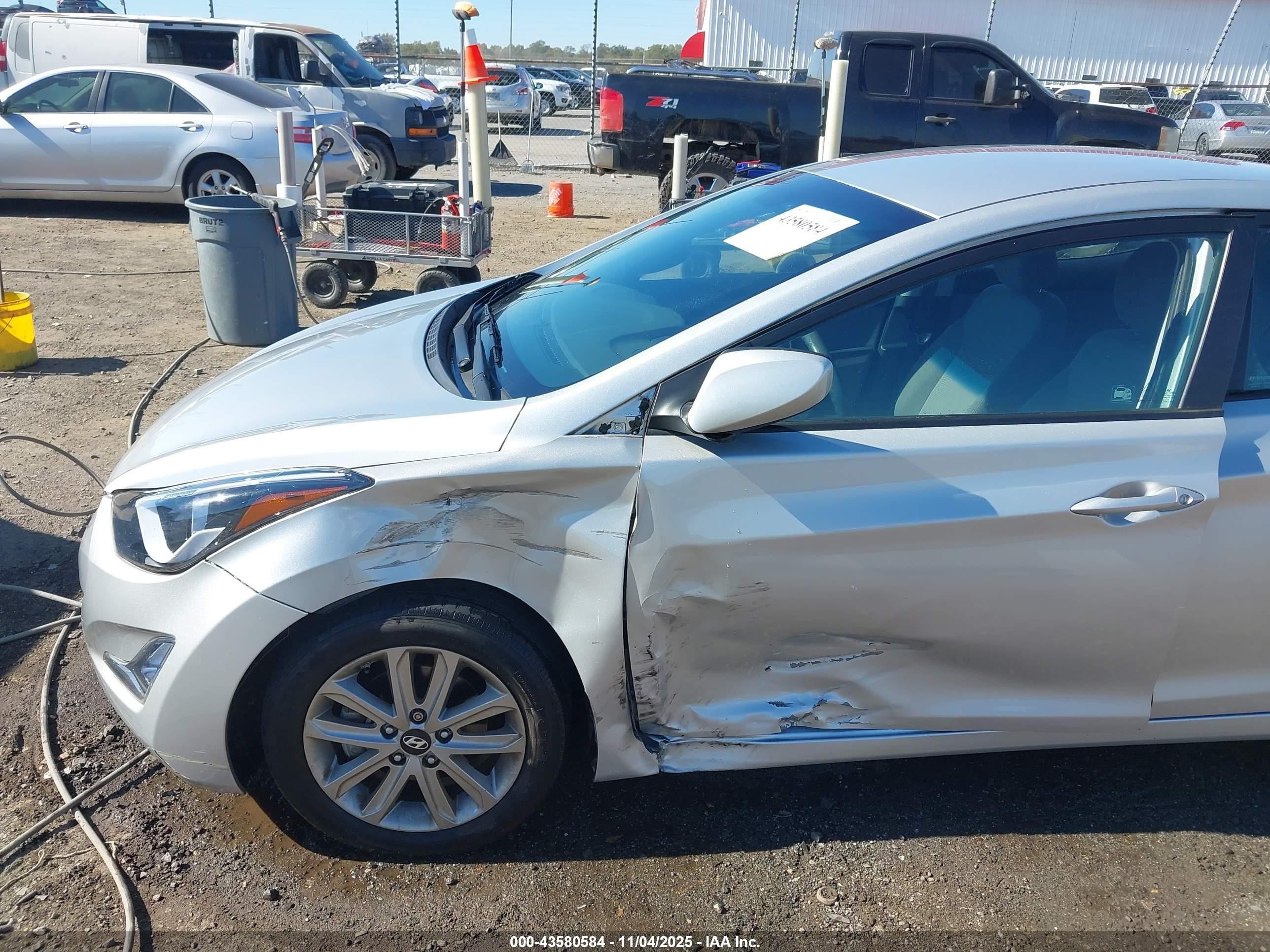 HYUNDAI ELANTRA image 6