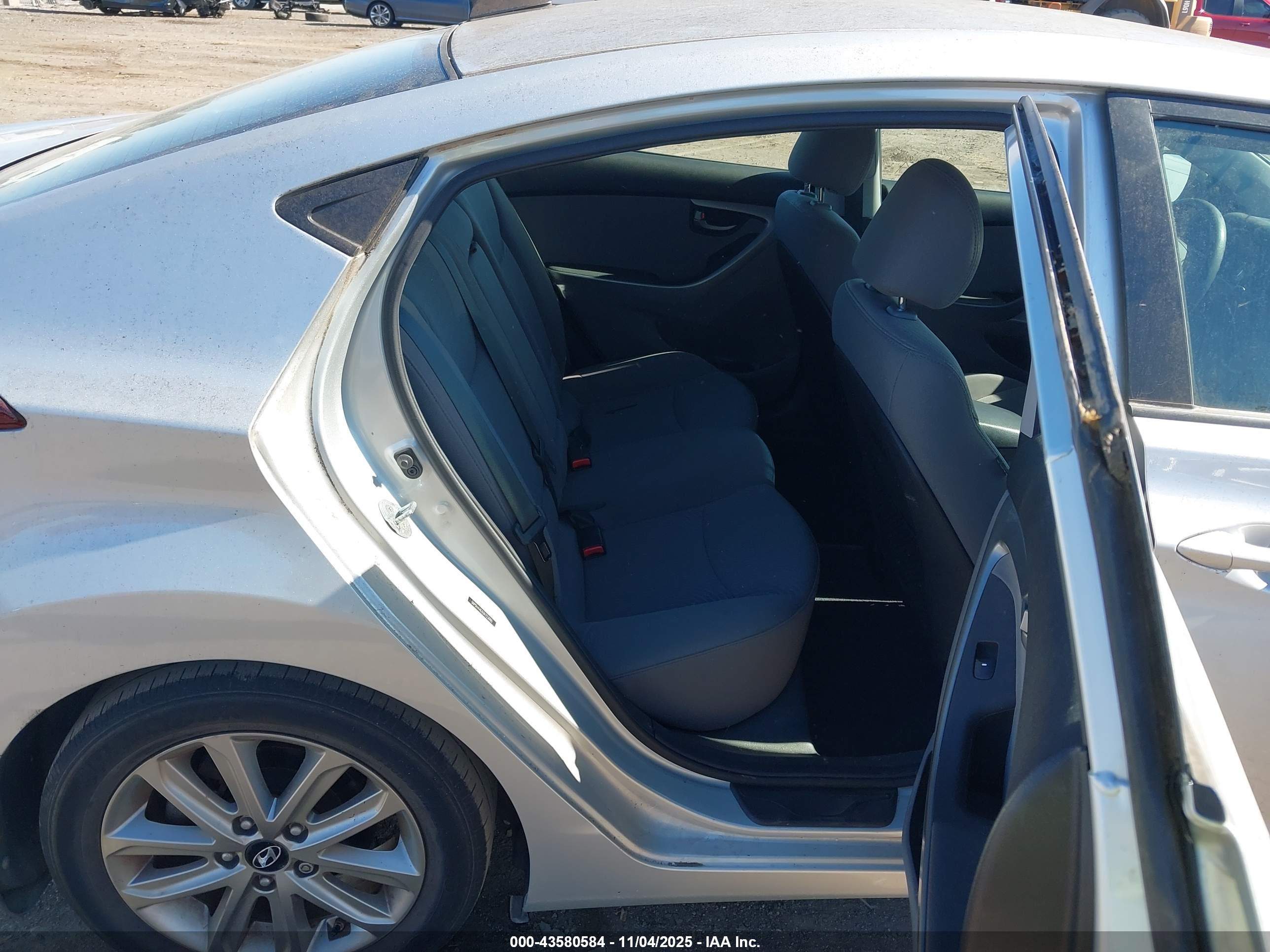 HYUNDAI ELANTRA image 8