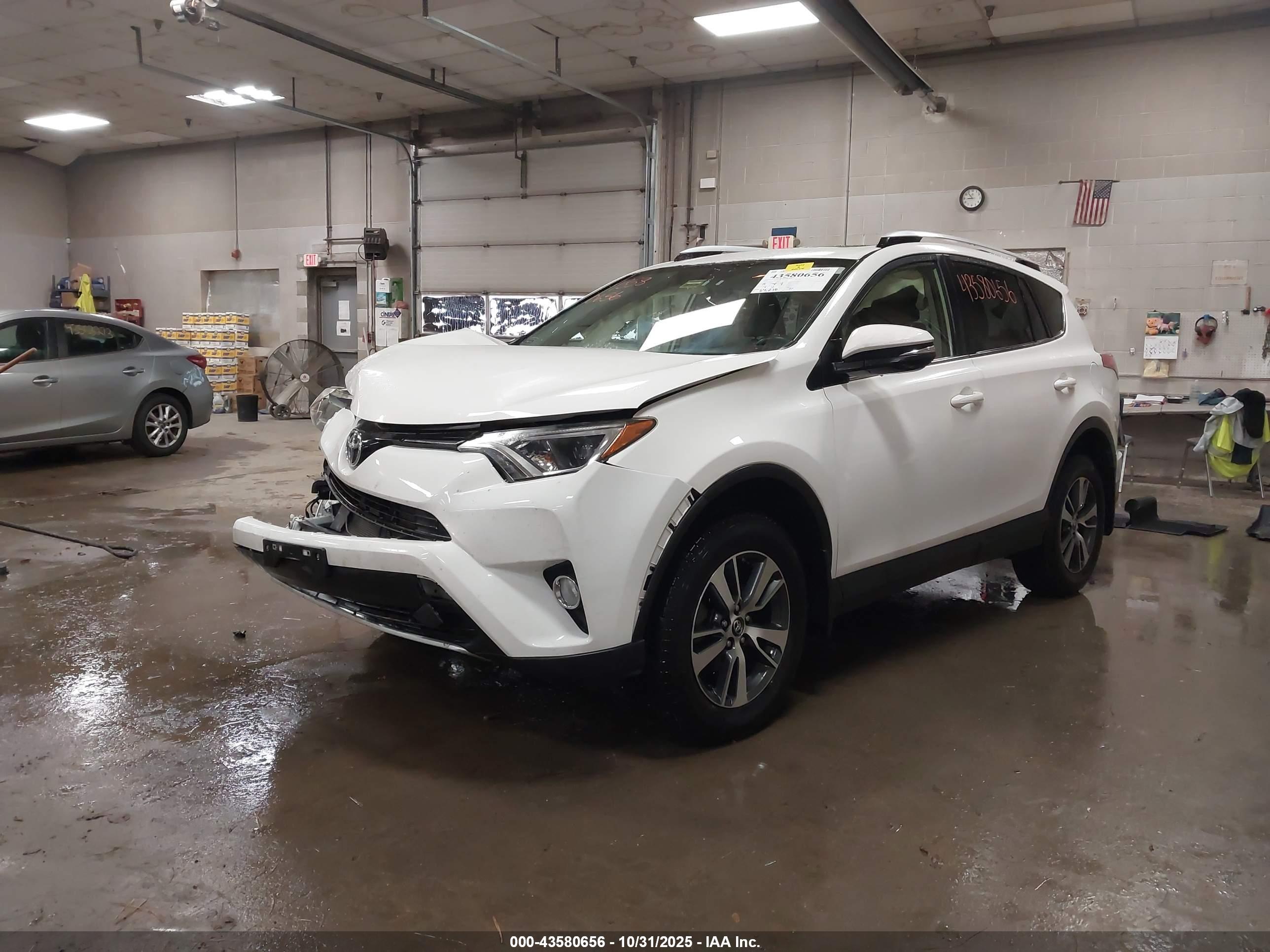 TOYOTA RAV4 image 2