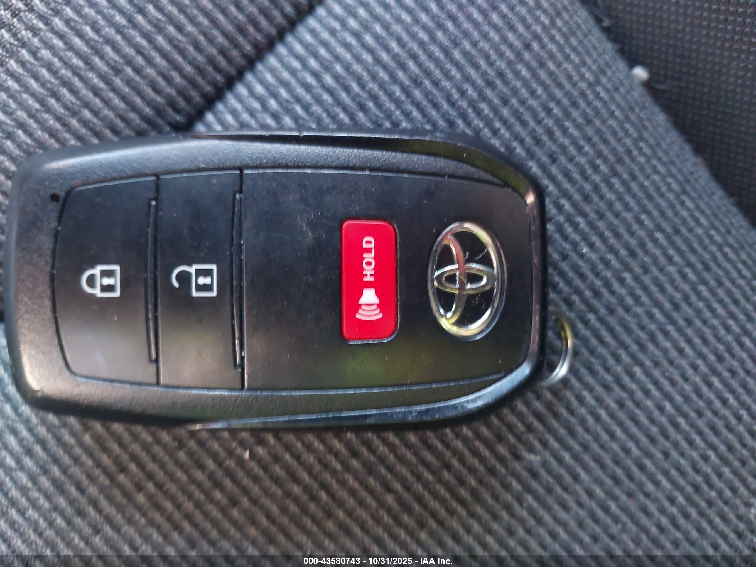 TOYOTA PRIUS image 11