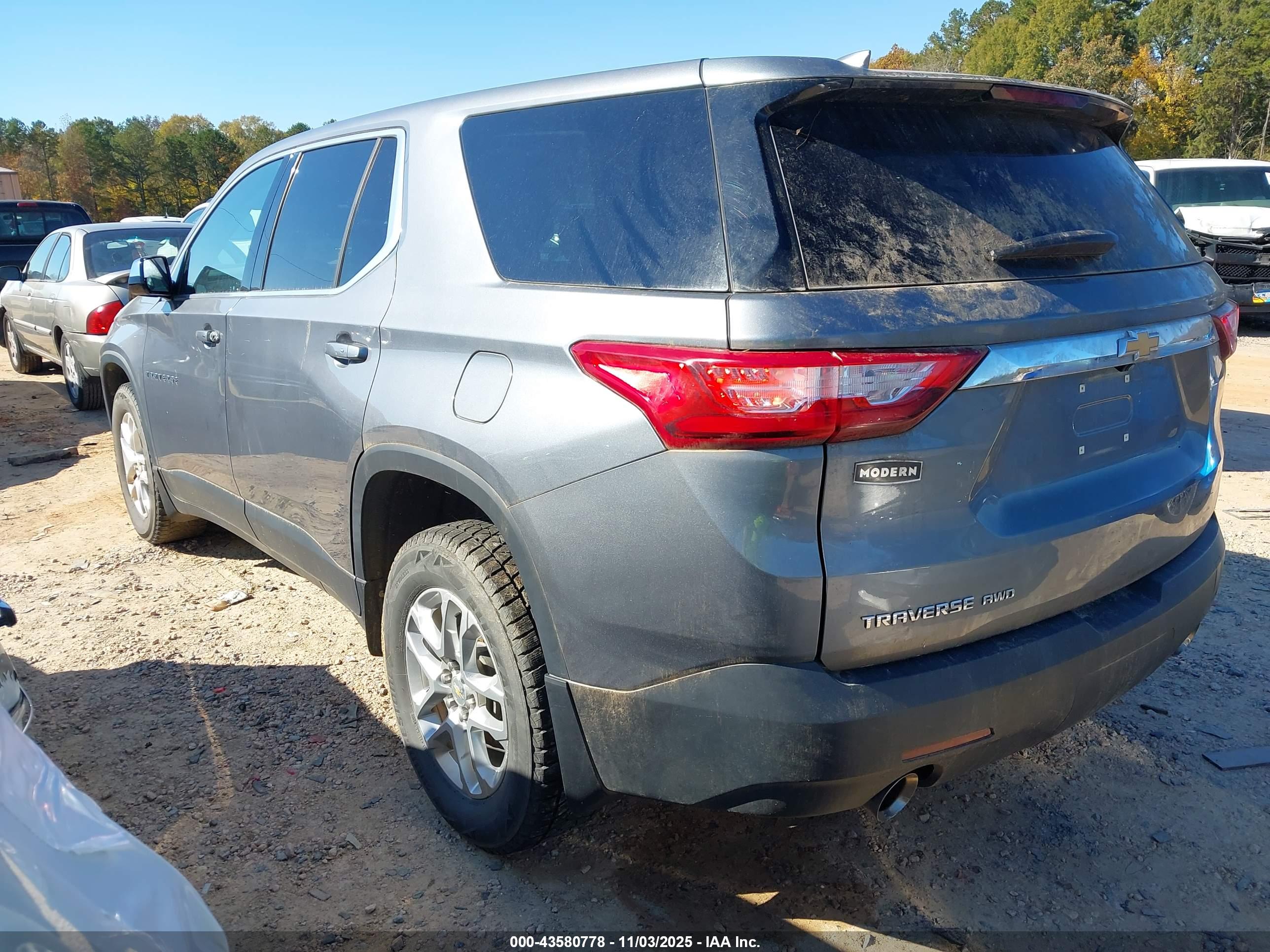 CHEVROLET TRAVERSE image 3