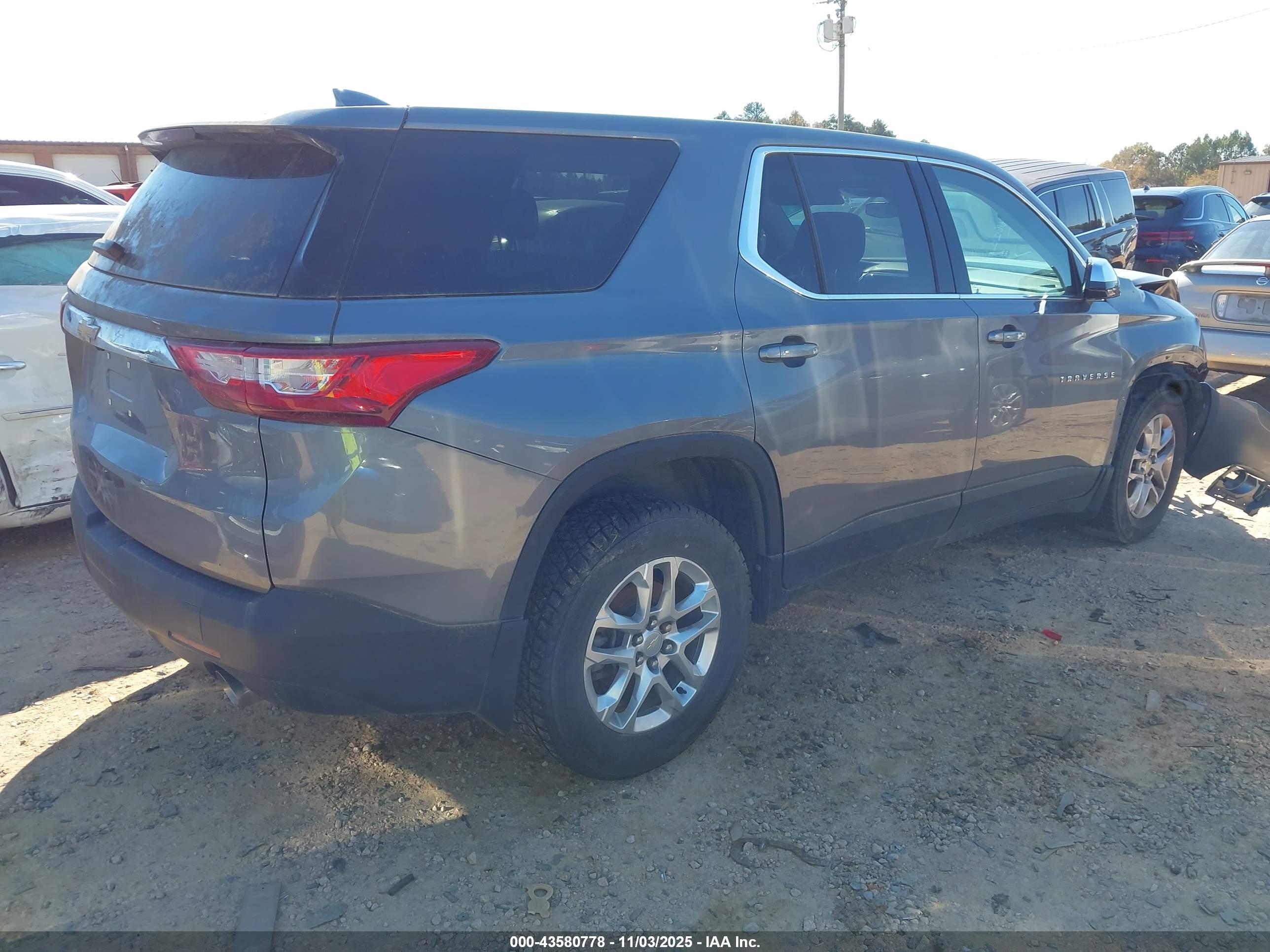 CHEVROLET TRAVERSE image 4