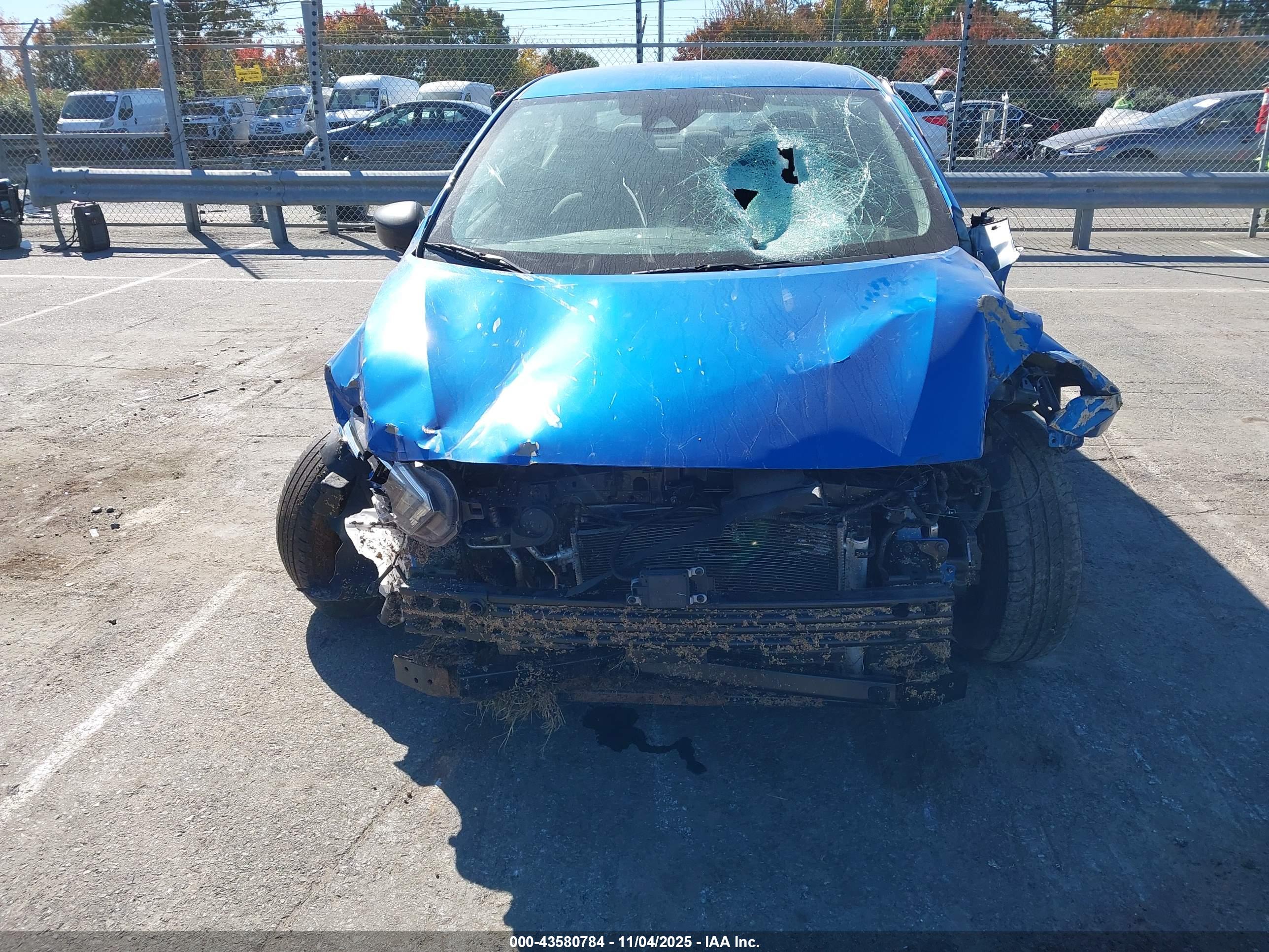 NISSAN VERSA image 6