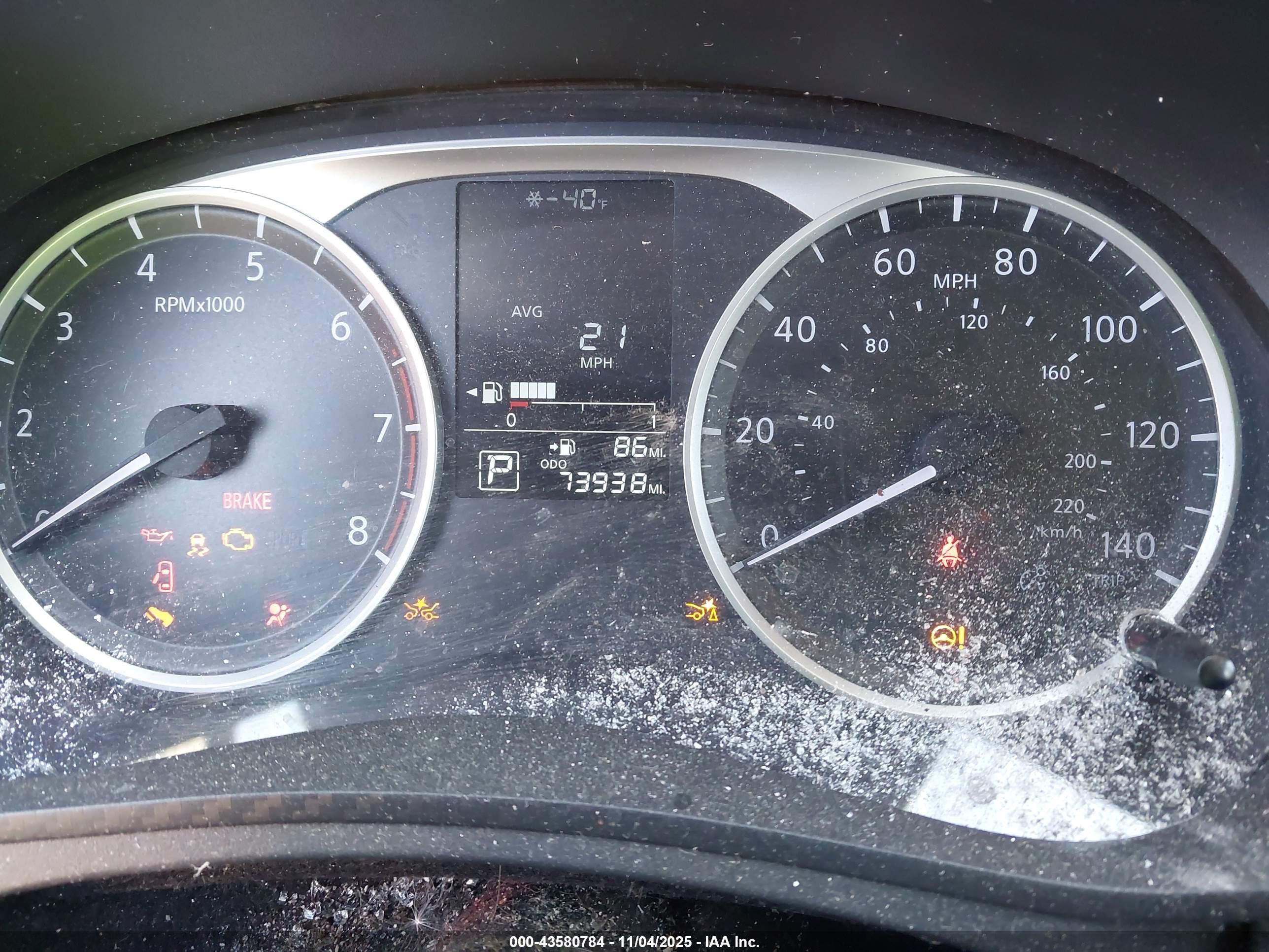 NISSAN VERSA image 7