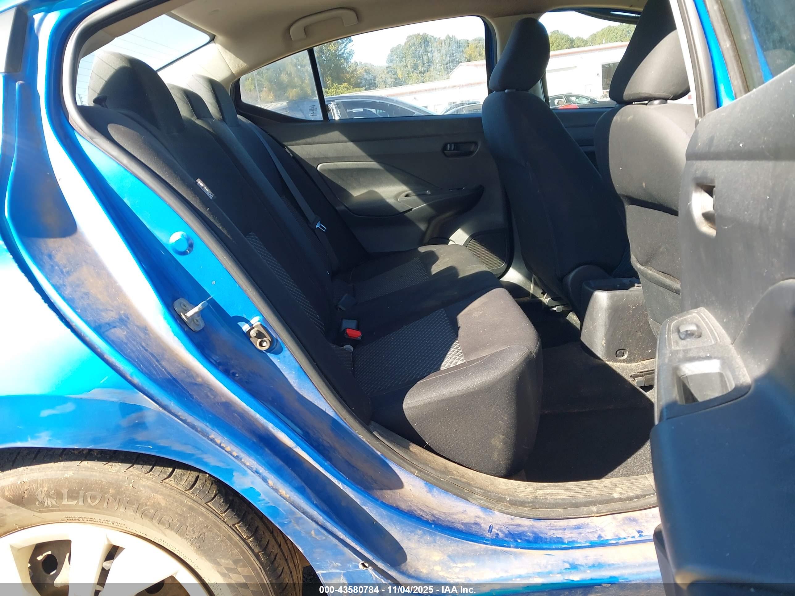 NISSAN VERSA image 8