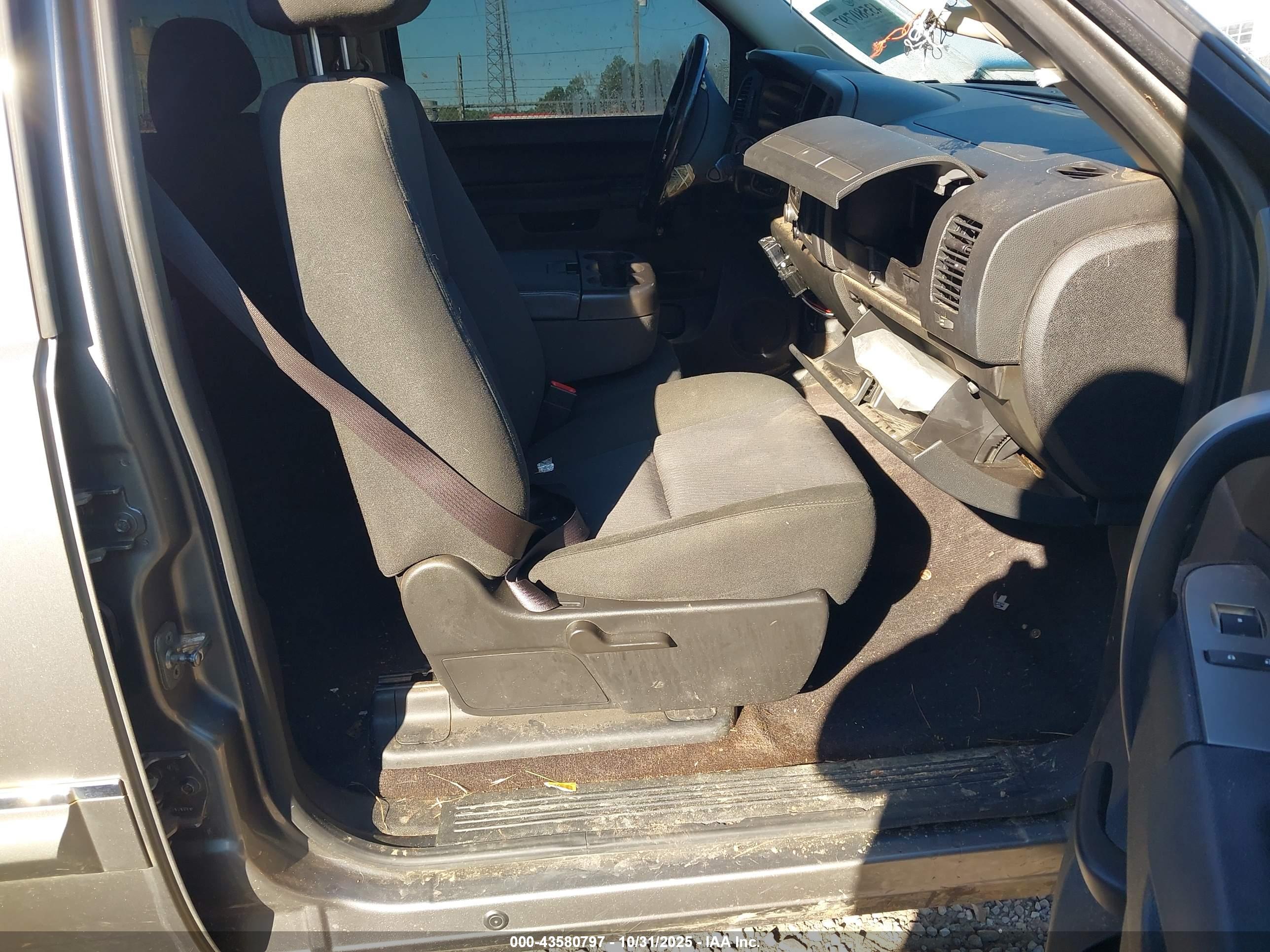 CHEVROLET SILVERADO image 5