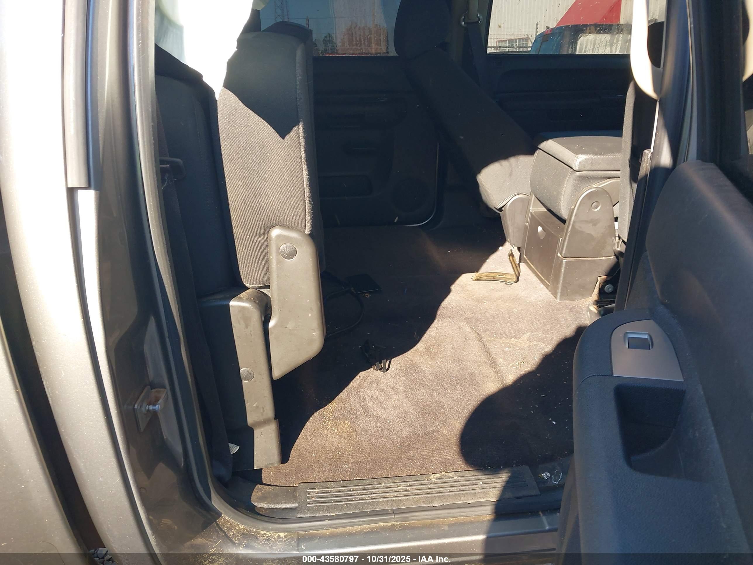 CHEVROLET SILVERADO image 8