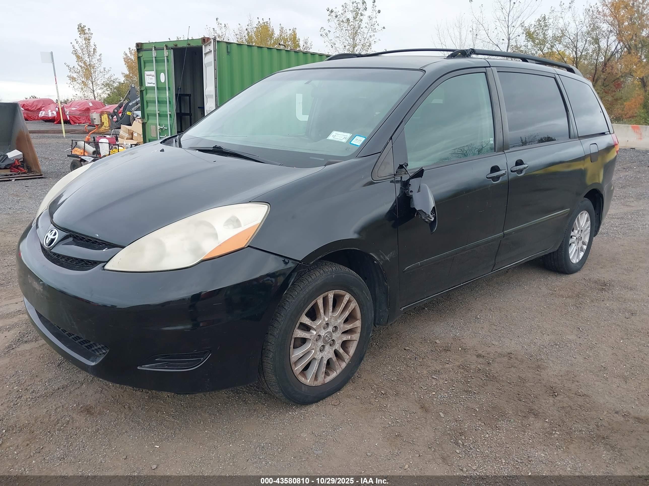 TOYOTA SIENNA image 2
