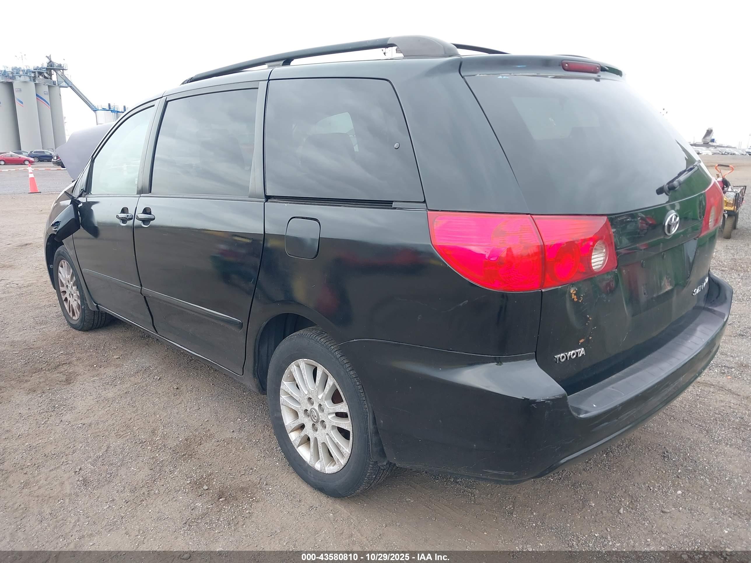 TOYOTA SIENNA image 3