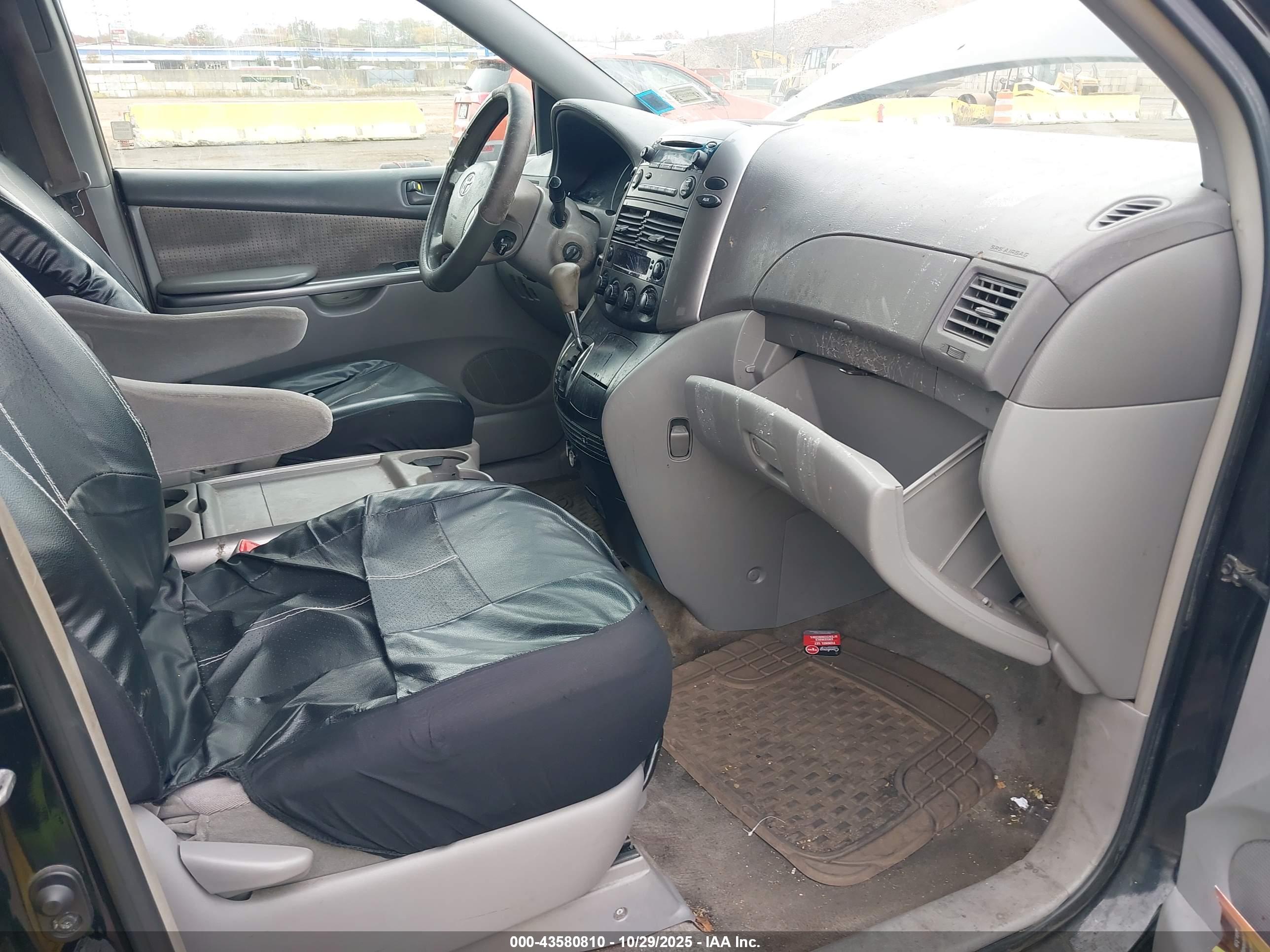 TOYOTA SIENNA image 5