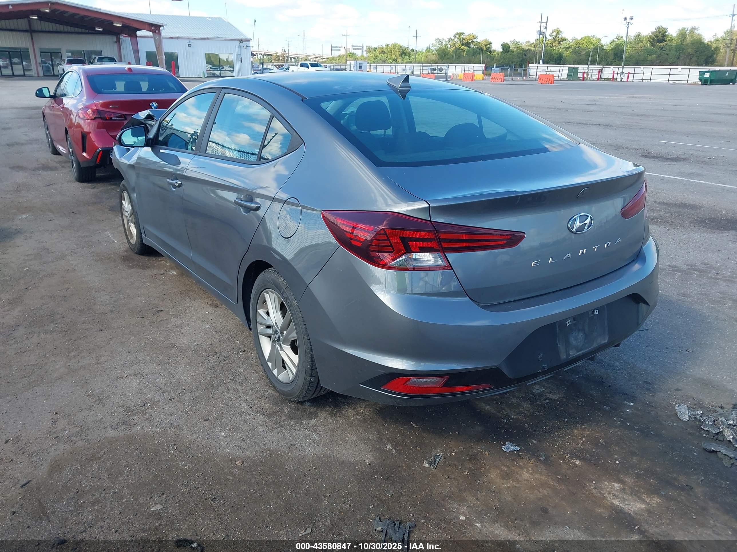 HYUNDAI ELANTRA image 3