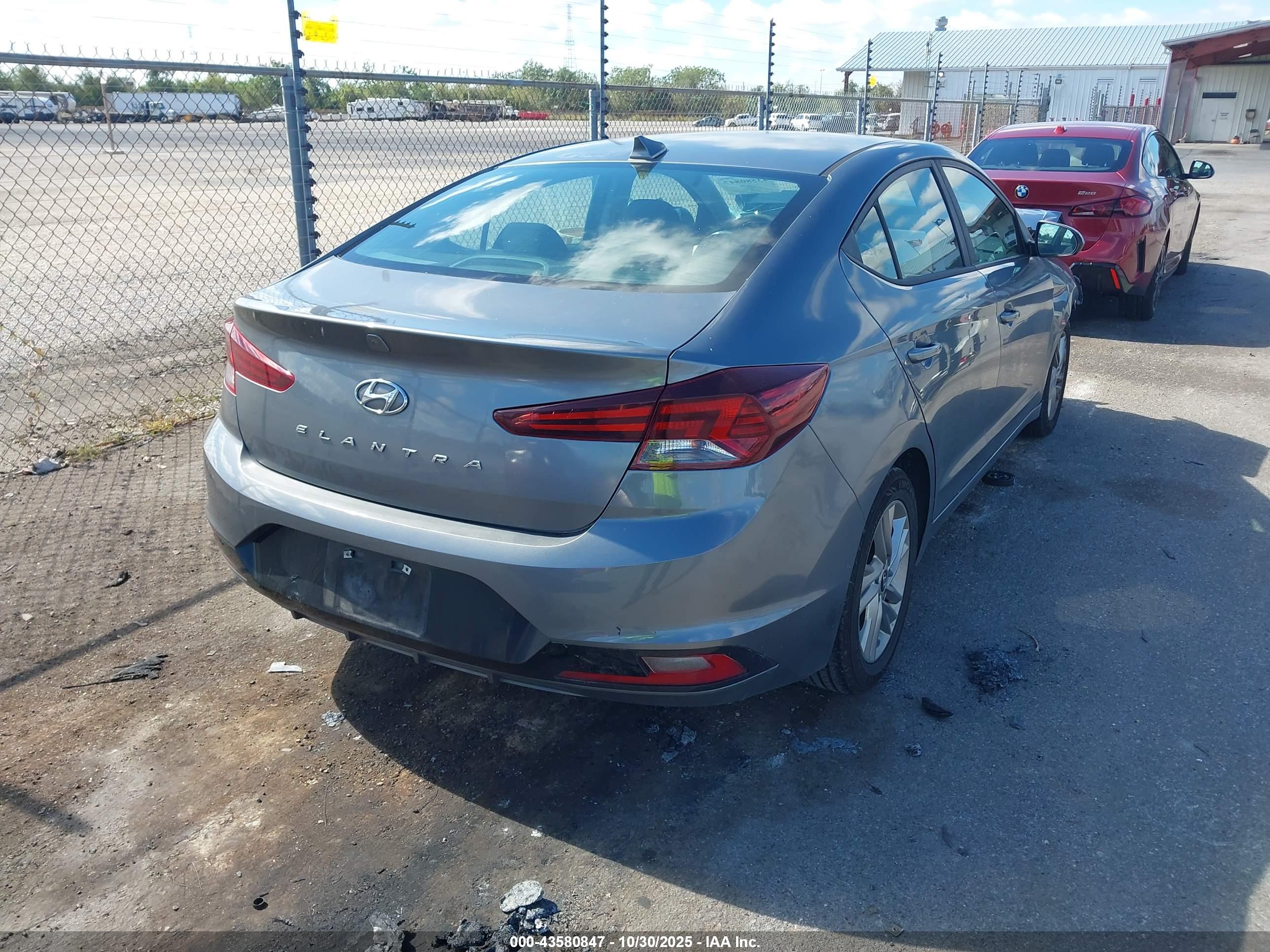 HYUNDAI ELANTRA image 4